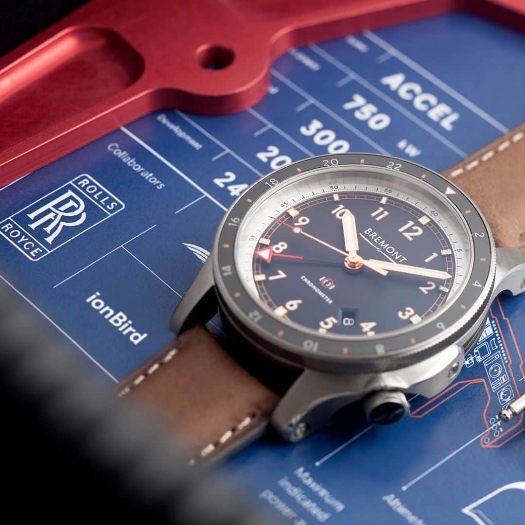 のインスタグラム：「The groundbreaking engineering that has gone into @rollsroycegroup ’s revolutionary ‘Spirit of Innovation’ has been beautifully finished with the plane’s eye-catching aesthetics. ⁠⠀ ⁠⠀ The new Bremont ionBird, not only draws inspiration from this pioneering project but it also nods back to the early days of aviation with the vintage feel numerals and bronze hands. The watch features two time zones clearly displayed on the very readable dials, and an offset crown at 4 o’clock.⁠⠀ ⁠⠀ Learn how the Bremont ionBird and Rolls-Royce's 'Spirit of Innovation' were developed together by tapping our LinkInBio.⁠⠀⁠⠀ ⁠⠀⁠⠀ #avgeek #electrification #zeroemissions #bremont #bremontwatches #pilot #pilotwatch #aviation #aviationwatch」