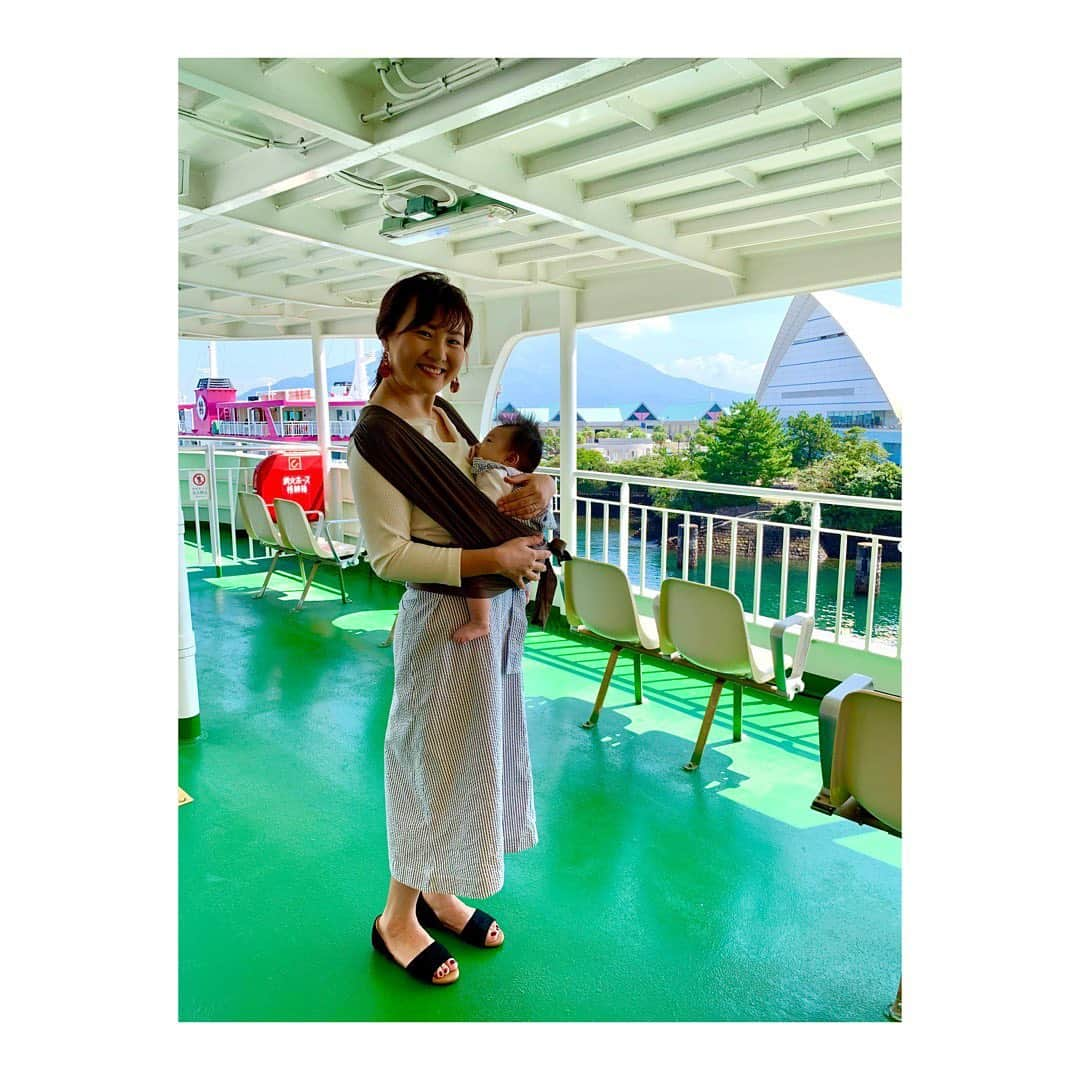 庄村奈津美のインスタグラム：「🛳 海を渡ってふらっとお出かけ🍁 ・ ・ #母とムスメのかごしま散歩 #桜島フェリー #夕日と石垣 #石垣は桜島の赤水町 #ムスメはじめてのフェリー #はじめて記念日🐰 #そして #気づけば300回目の投稿になりました #いつもありがとうございます🎃」