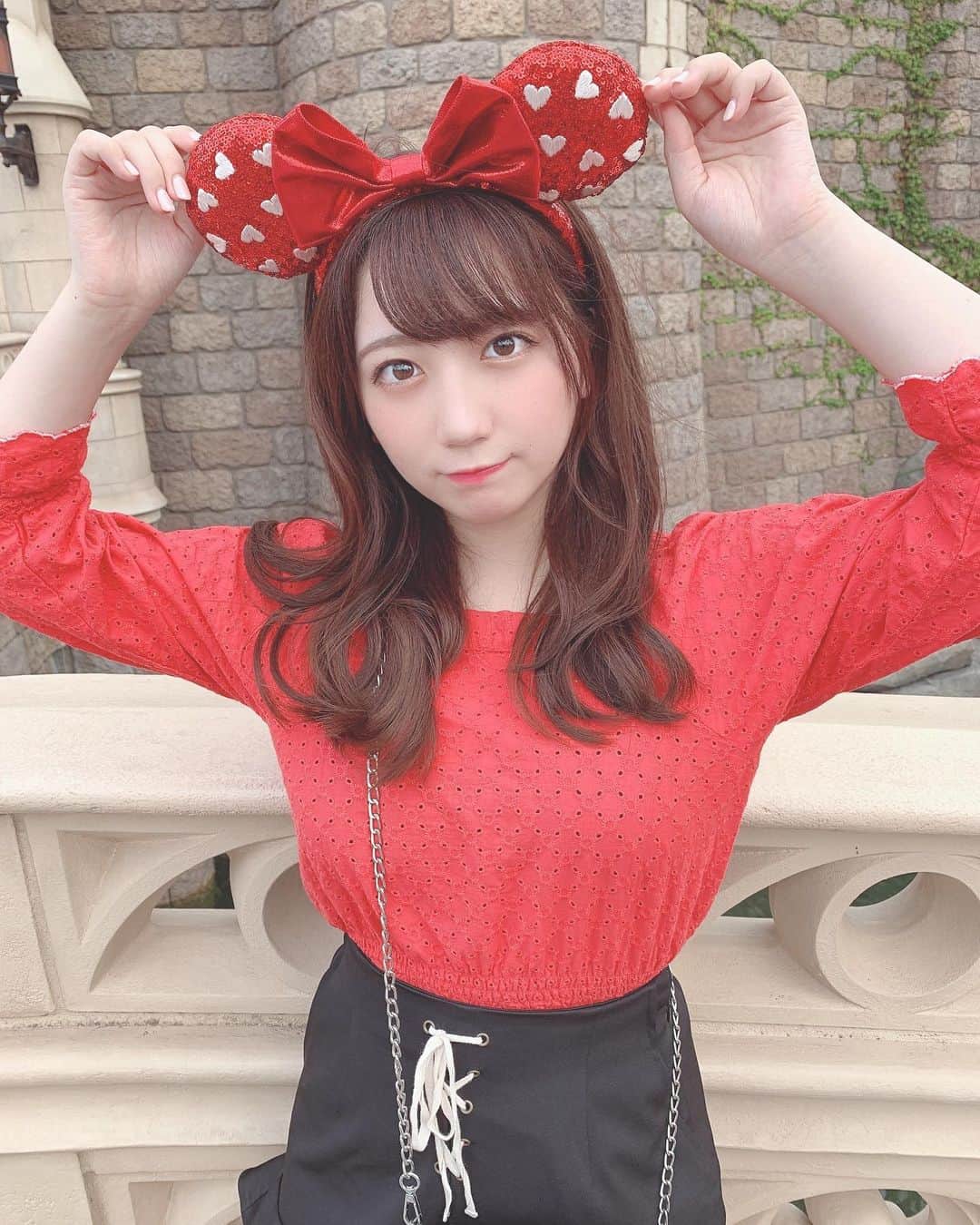 高橋希良さんのインスタグラム写真 - (高橋希良Instagram)「このカチューシャをつけたくて珍しく赤いお洋服🍒❤  #ディズニーランド #ディズニーコーデ」10月1日 23時27分 - kira_takahashi_official