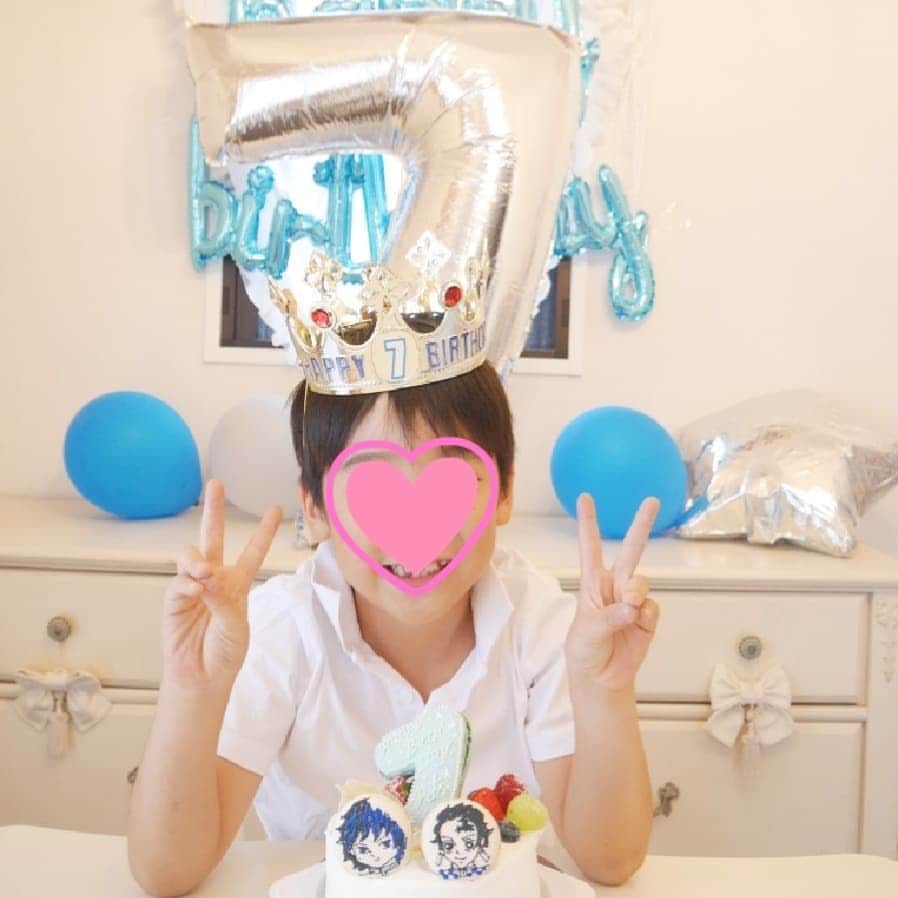中島彩のインスタグラム：「次男7歳バースデー記録✏️💕 平日だったので...次男のリクエストをつめこんで、自宅で家族でお祝いを💕 鬼滅の刃マカロンは @macaron_de_okiyo さんにオーダー✨クオリティ高すぎてびっくり😍次男大喜び～😍 大好きなpleinの🍓のショートケーキに飾り付けて...❤️ お料理は手巻き寿司のリクエスト😘ママ楽でありがたい～😝 @sakana_gokoro さんで手巻き寿司用のネタをオーダー💕 朝からお誕生日が嬉しくて、ずっとハイテンションだった息子❤️１日中幸せそうな笑顔を見せてくれていて、私も本当に嬉しかったなぁ..💕 🎁はアベンジャーズの大作のレゴの数々にテニス🎾とウエア✨ まだまだ小さいと思っていた息子がもう7歳...いつもまわりに人が集まる天性の明るさをこれからも大切に❤️優しい心を大切に❤️元気で健やかに成長してほしいと願うばかり😘 いつまでママ～💕ってこんな風におててつないでくれるかなあ..  #バースデー記録 #誕生日 #バースデーディナー #誕生日ケーキ #キャラクターマカロン　#鬼滅の刃　#いちごのショートケーキ #次男　#7歳　#7歳誕生日 #男の子ママ #兄弟　#兄弟コーデ #おそろコーデ　#兄弟ママ」