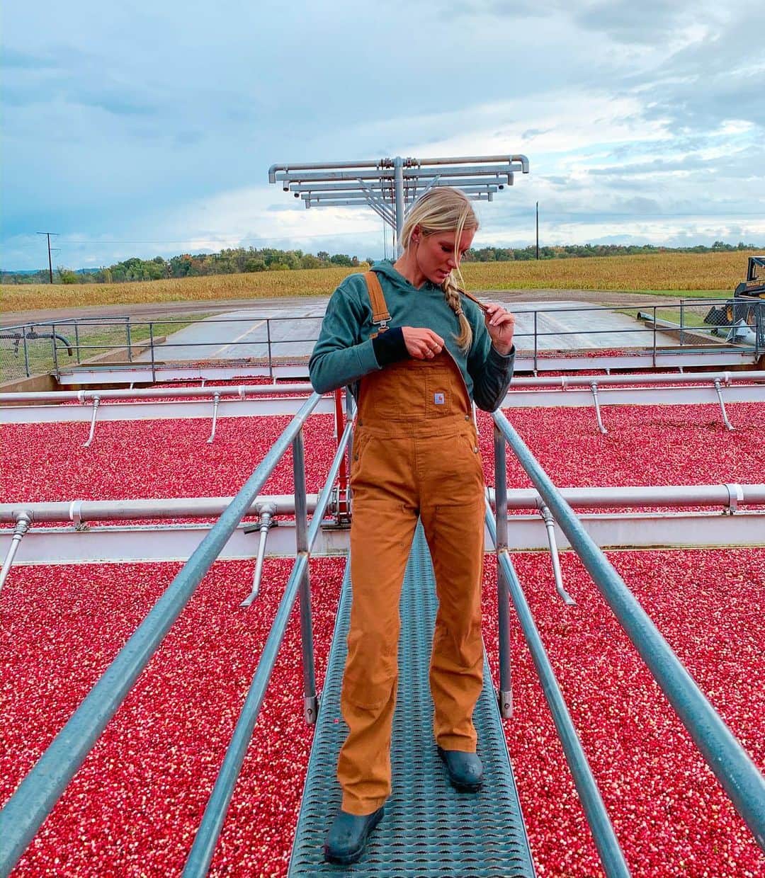 エマ・コバーンさんのインスタグラム写真 - (エマ・コバーンInstagram)「Overall...I’d say my first day working the cranberry harvest was a success. Or at least the outfit is cool. #cranberrybog #bosshardbogs」10月1日 23時28分 - emmacoburn