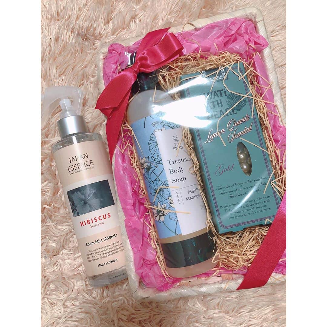 のインスタグラム：「サプライズ🎁 ・ やっと宝塚大劇場の幕が上がったようで 一安心。このまま千秋楽まで 無事に公演できますように❣️  そんな公演中の 月組の下級生からプレゼントが✨ 忙しい中ありがとう😭 女子力上がりまくります❣️  そしてもう一つは、ハワイ大好きな 私を思ってKちゃんが選んでくれたモノ。 ハイビスカス🌺の香りがお部屋を ハワイ空間にしてくれる！  今年は女子力さらにUPの年に❣️ MAHALO！ ・ #ハワイ好きな人と繋がりたい  #ハイビスカスの香り  #幸せ空間  #驚きの #プレゼント  #ありがとうございます  #宝塚 #頑張れ #主婦日記#嶺恵斗 #love #hawaii #takarazuka  #roomfragrance」