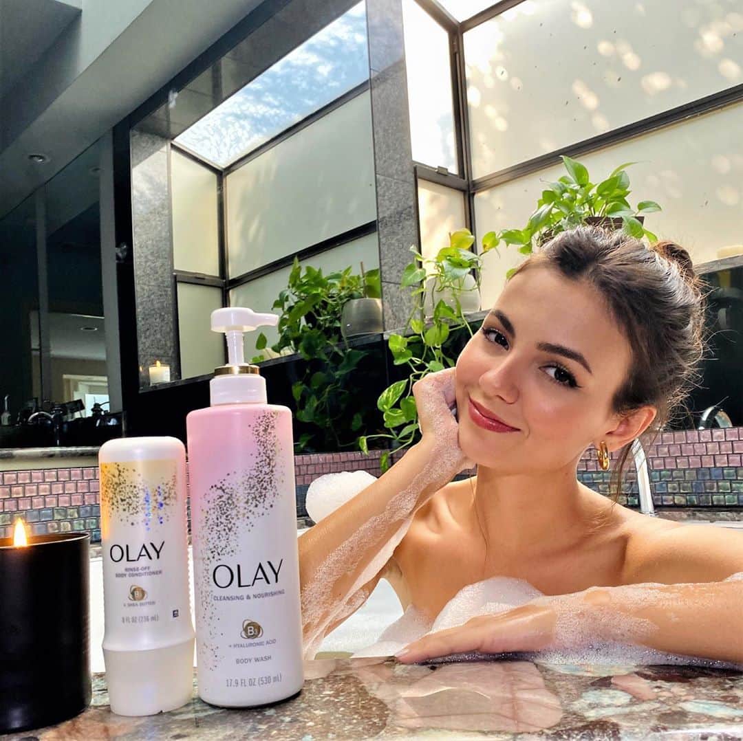 ヴィクトリア・ジャスティスのインスタグラム：「Bath time’s always been my favorite “me” time. #ad Ever since I started using @olay‘s Skin Care-Inspired Body Wash and Rinse-Off Conditioner (first time using conditioner on my body & it’s incredible 😍) my bathing experience feels like it’s been elevated to a spa experience. Not only do they smell like heaven, but I love knowing that they have ingredients like hyaluronic acid and shea butter that improve my skin and keep it consistently hydrated. For someone that’s prone to drier skin, this is a game changer. Here’s to a new meaning of feeling comfortable in your own skin. 🙌🏼🤍🛀🏽 #OlayPartner」
