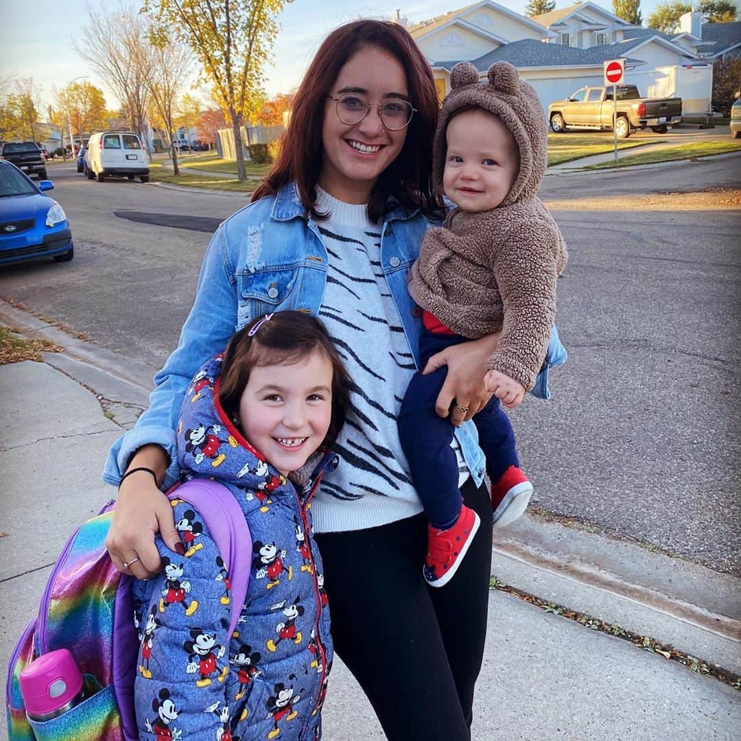 ケイトリン・オズモンドのインスタグラム：「Posting my cafe Wednesday a day late, but this one one a little sweeter.  • • Quick stop in Edmonton on a little Canadian trip got me to see my bestie and her two little munchkins. And of course we had to stop at a delicious cafe!  • • La Créma Cafe in St.Albert was super cute with amazing breakfast bagels!  • • #internationalcoffeeday2020 #yeg #friendship」