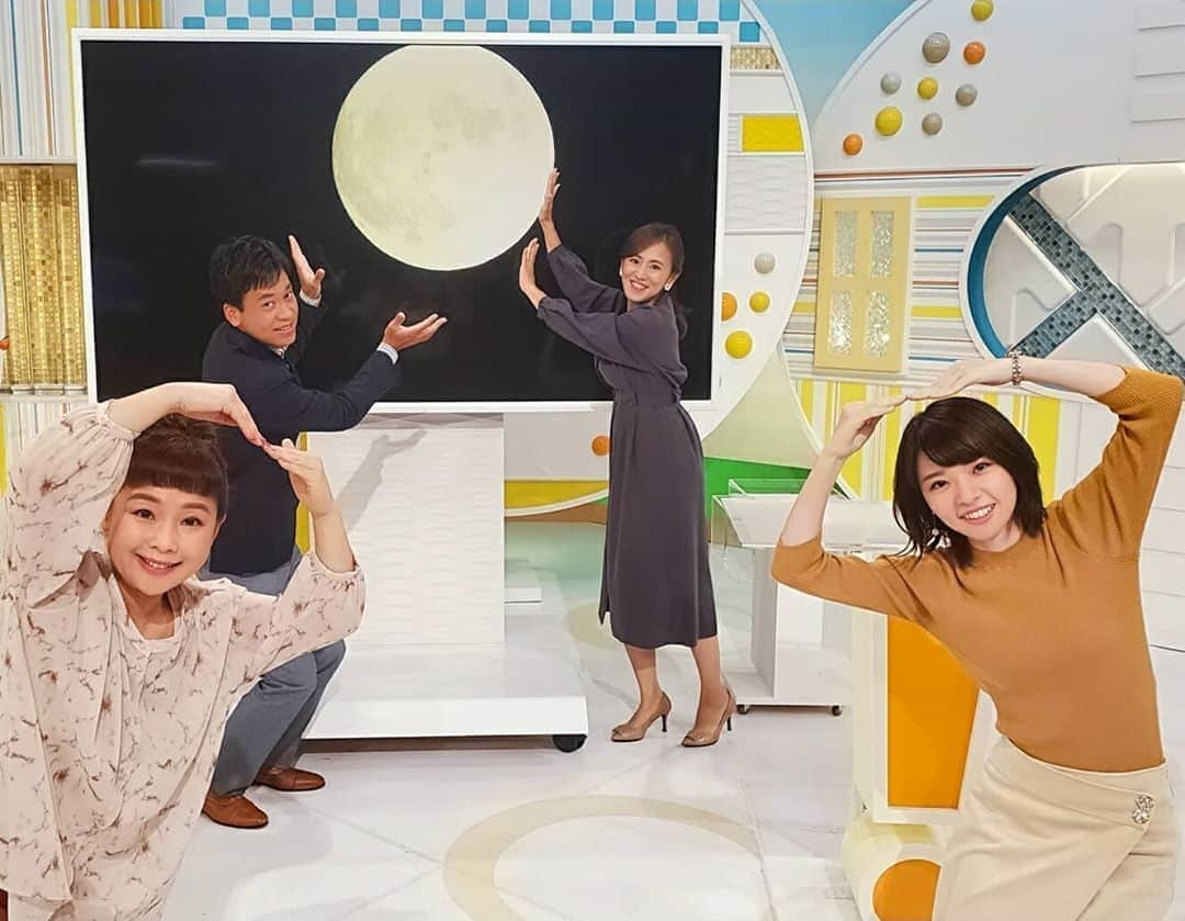 広島ホームテレビ「HOME NEXT neo」さんのインスタグラム写真 - (広島ホームテレビ「HOME NEXT neo」Instagram)「小嶋アナ～！ 前の投稿にあったリクエストに応えて、 晴山ちゃんと撮ってみたよ～😎(笑)  #仲秋の名月 に快晴‼️ 本当に見事な #お月見日和 に🎑✨  #告白日和 とも言えるかもしれませんね⁉️ 「#月が綺麗ですね✨」(#夏目漱石)って💕  生放送終了後、 みんなで気分良くお月様と～📸✴️  私、#バレーボール みたいになりました🤭w  by #渡辺美佳  #5up #松本裕見子 #榮真樹 #晴山紋音」10月1日 23時32分 - home.announcers