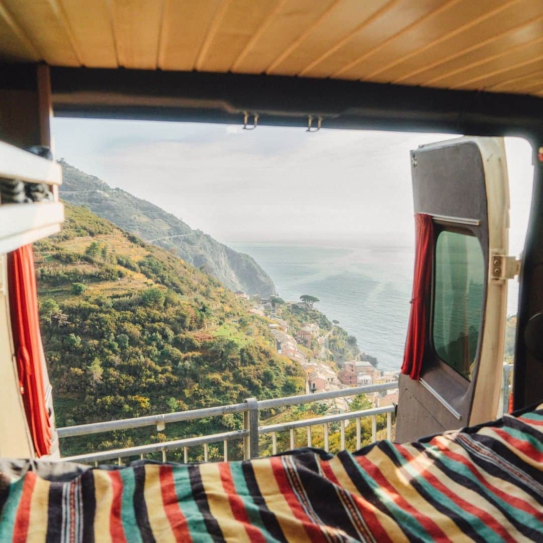 Discoveryさんのインスタグラム写真 - (DiscoveryInstagram)「Views from the van. 🖼  #vanlife #roadtrip #italy #cinqueterre #gooutside」10月1日 23時34分 - discovery