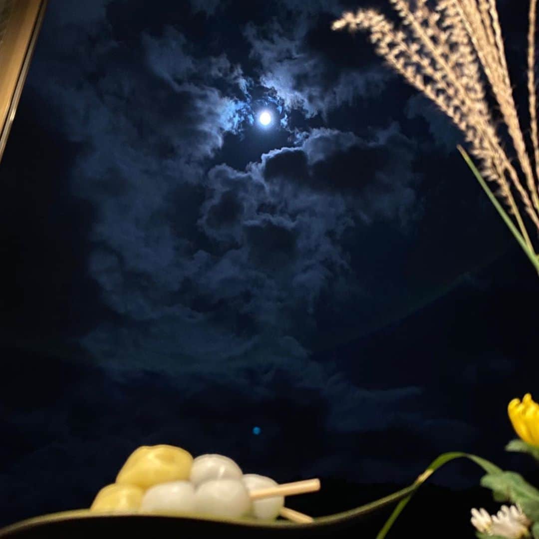 MICHIRUさんのインスタグラム写真 - (MICHIRUInstagram)「中秋の名月🌝 旅館の窓から眩しいくらい光る月を見ながら温泉♨️という極楽コースの秩父へ。 直前の予約で見つけた宿は窓を開けると目の前に月が。 たまたま部屋にあったススキ🌾とダンゴでお月見してみました。  . #中秋の名月　#つきみだんご　#秩父旅」10月1日 23時35分 - barbiemichiru