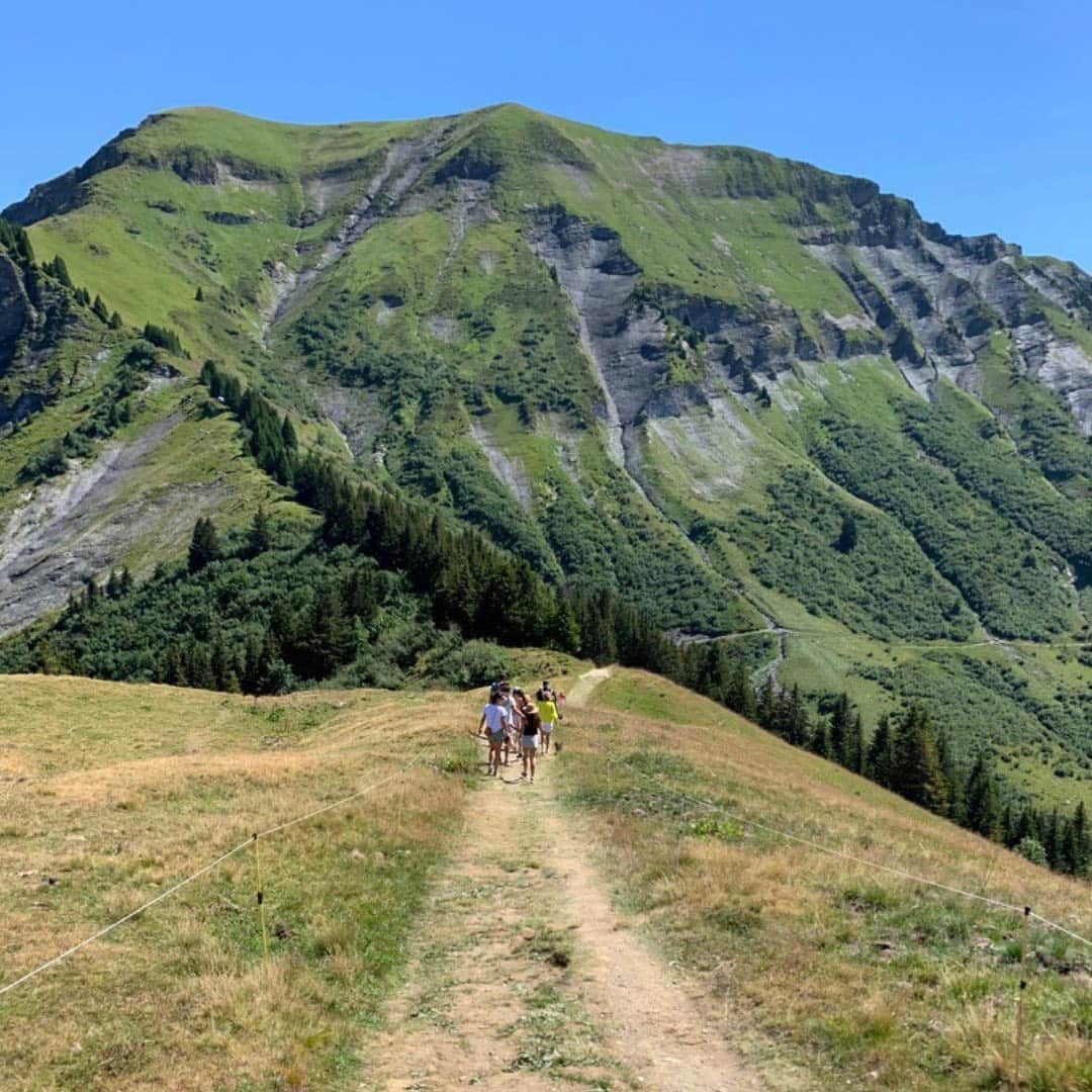 マチュー・フラミニのインスタグラム：「Hiking is a real escape, it gives me time to pause... Nothing beats being out in the fresh air in the middle of nowhere 🏔  What activity helps you escape from the rest of the world? 👇🏽  #landscape #nature #escape #clean #air #recharge #healthylifestyle #healthyliving #mindset #exercise」
