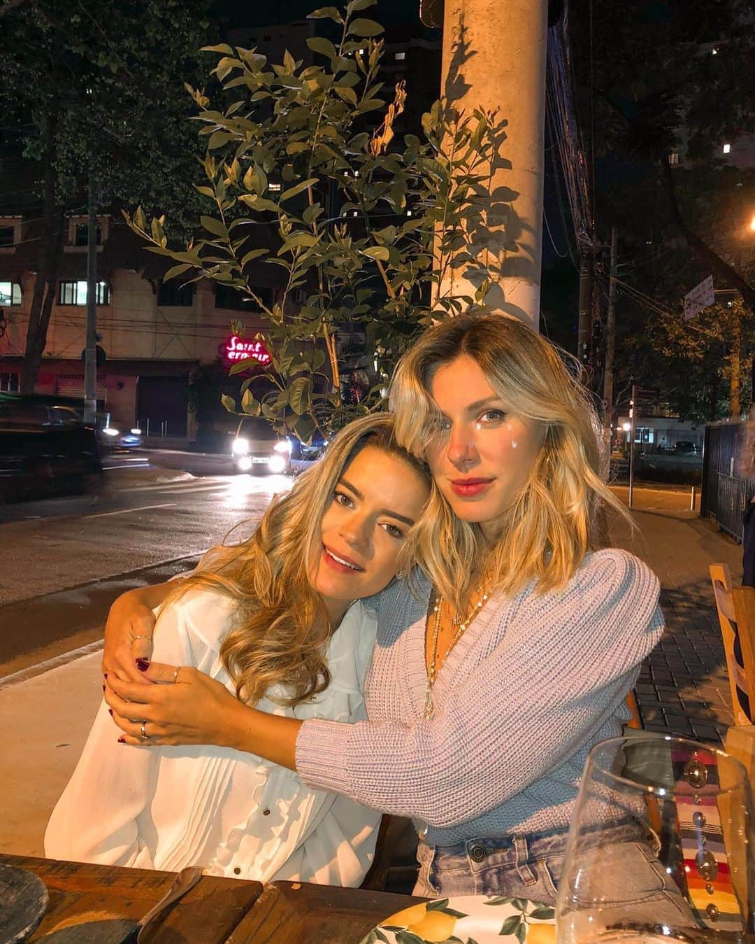 Glam4Youのインスタグラム：「Hoje é o dia dela. Da minha deusinha. Amiga de verdade, que não precisa falar todos os dias, que não existe cobrança, mas que sabemos que podemos contar uma com a outra. Tenho mto orgulho de você Bé. Da super mulher, super mãe, profissional que corre atrás, badass que você é. Mto! Amo mto vc! Sua família! Saudades demais ❤️ Que seu novo ano seja ainda mais especial, pq você merece. Tô aqui sempre ❤️」