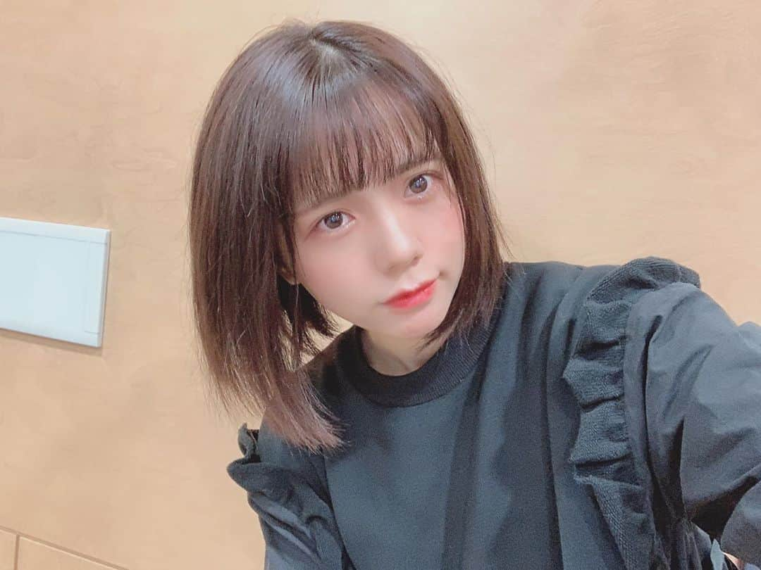 日南遥さんのインスタグラム写真 - (日南遥Instagram)「🦇﻿ ﻿ 黒だって着るよ(`o´)﻿ ﻿ ﻿ 可愛い洋服見つけた時、髪の毛長い方がこういう服似合うんだよなあ〜とか思ったりするけど、この長さが楽で落ち着くよ☁﻿ ﻿ 22年生きてきて、セミロングとか髪が長かった時間の方が多いはずなのに不思議だね！﻿ ﻿」10月1日 23時47分 - haruka_hinami