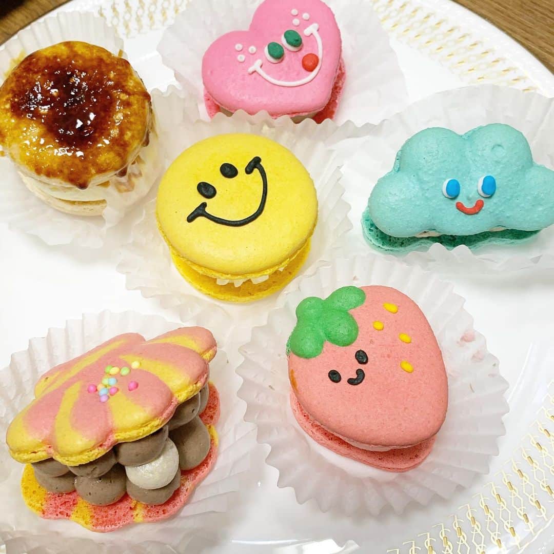 岡本麻佑のインスタグラム：「. 可愛過ぎる😭😱💕食べるのもったいないぜ〜🥺💦(食べたけど) #マカロン#ココマカロン#トゥンカロン#韓国」