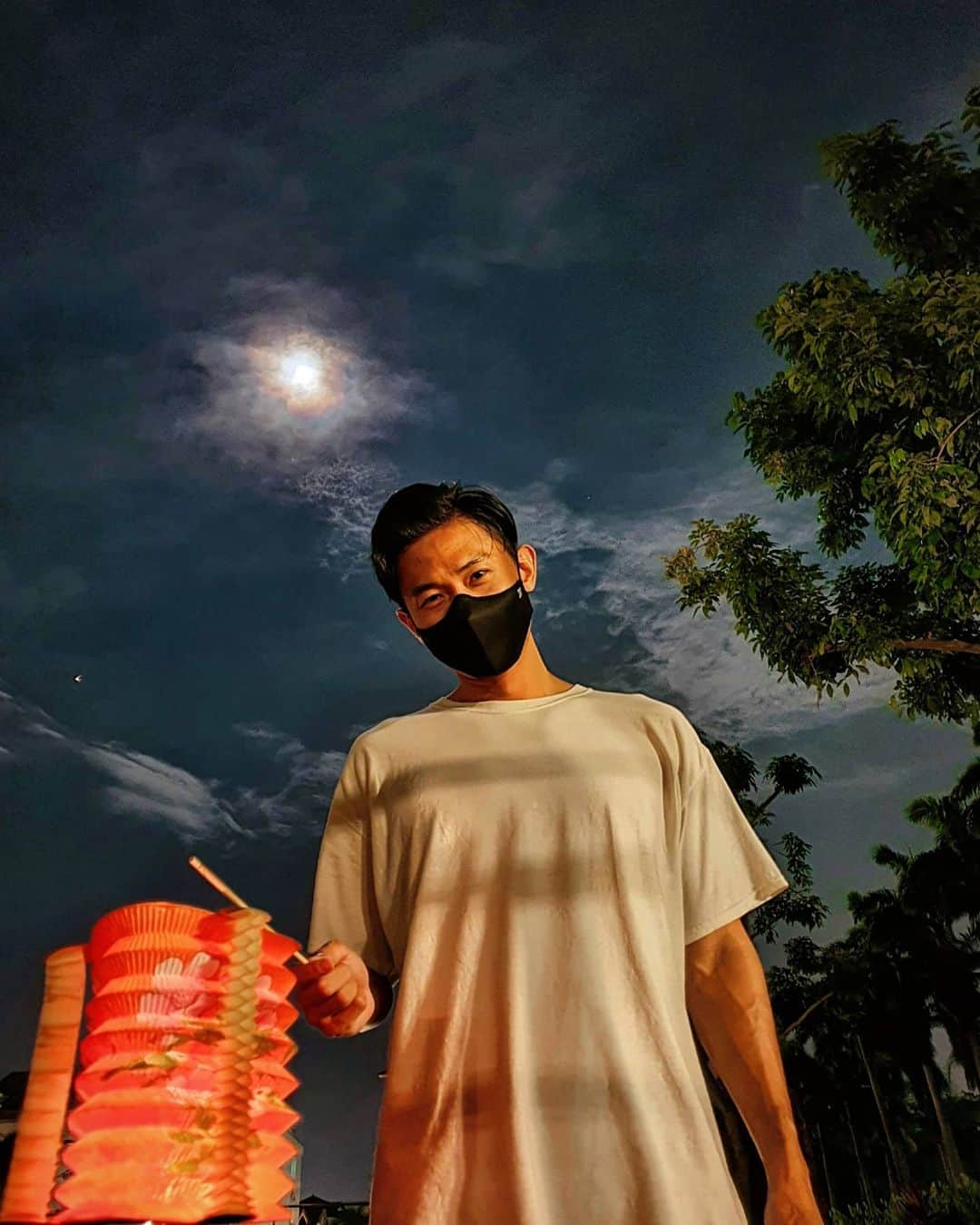 デスモンド・タンさんのインスタグラム写真 - (デスモンド・タンInstagram)「The Starry Night Mid-Autumn with niece! 陪侄女提灯笼，吃月饼，赏赏月。中秋节快乐! 希望明年的中秋疫情已离我们而去，我们也不必再带着口罩过节了。🙌」10月1日 23時59分 - thedesmondtan