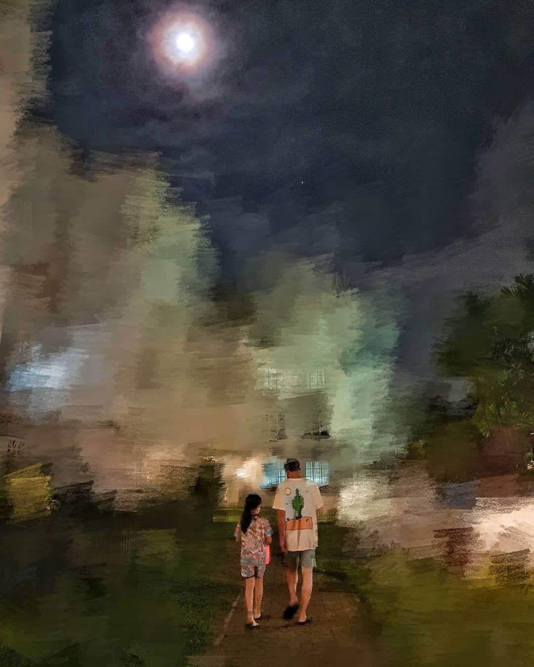 デスモンド・タンのインスタグラム：「The Starry Night Mid-Autumn with niece! 陪侄女提灯笼，吃月饼，赏赏月。中秋节快乐! 希望明年的中秋疫情已离我们而去，我们也不必再带着口罩过节了。🙌」