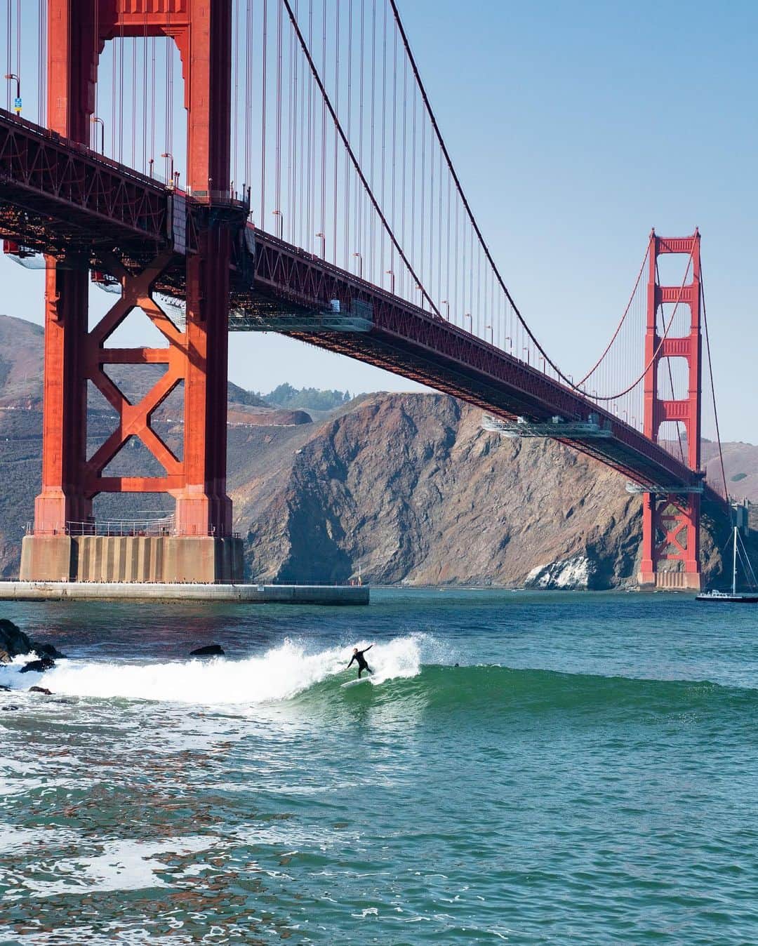 Travis Burkeさんのインスタグラム写真 - (Travis BurkeInstagram)「I’m finally back on the road and what a cool first stop, surfing under the Golden Gate Bridge in San Francisco!  It feels so good to be getting back in my flow state, traveling and chasing new adventures.  Disclaimer- This place is not for beginners, from the hidden underwater boulders, shark attacks, and strong currents, there is a lot to be on the lookout for. And remember to always respect the locals!  Huge thanks to @gypsealaysea for documenting the day before we continued heading north.」10月2日 0時00分 - travisburkephotography
