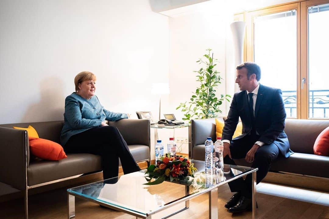 アンゲラ・メルケルのインスタグラム：「Vor dem Sondertreffen des Europäischen Rats in Brüssel hat sich Kanzlerin Merkel mit Frankreichs Präsident Emmanuel Macron zu bilateralen Gesprächen getroffen. Beim Sondertreffen geht es unter anderem um die Situation in Belarus, die Beziehungen zu China und zur Türkei sowie Finanzen und die Digitalagenda. --- Before the special meeting of the European Council in Brussels, Chancellor Merkel met France‘s President @emmanuelmacron for bilateral talks. The meeting will focus on the situation in Belarus, relations with China and Turkey as well as finances and the digital agenda. . . . #Kanzlerin #EU #Europa #Politik #politics #EU2020 #eu2020de」