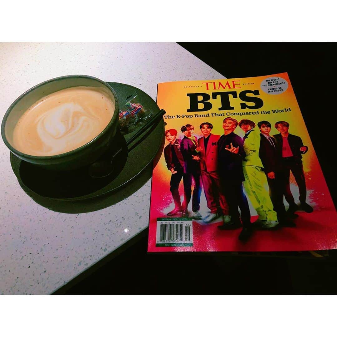 のインスタグラム：「Have a break now...☕️ . 集中して頑張ったご褒美に . ちょっと一息つくなう。 . カフェボールで飲むカフェオレって美味しいよね。 . そして、安定の推し。← . 毎日、供給過多。 . お仕事も推し事も、日々、捗ります。 . 生活にハリが出るわぁ。← . それと同時に、とても心配になるくらいよ、彼らの稼働時間。 . Love your self...。 . まさか友人の「釈迦仏教」の話で「自分を愛すること」という単語が出てくるとは思いもしなくて「自己啓発」と同様に「Love my self」はテーマです。 . そういえば、この前の推し事の投稿でも、ARMYやそれを知る人たちからコメント頂けて、有り難かったです。 . #BTS #방탄소년단 #防弾少年団 . あ、うん、中身、全文英文ですよ。 頑張ってよみます。←」