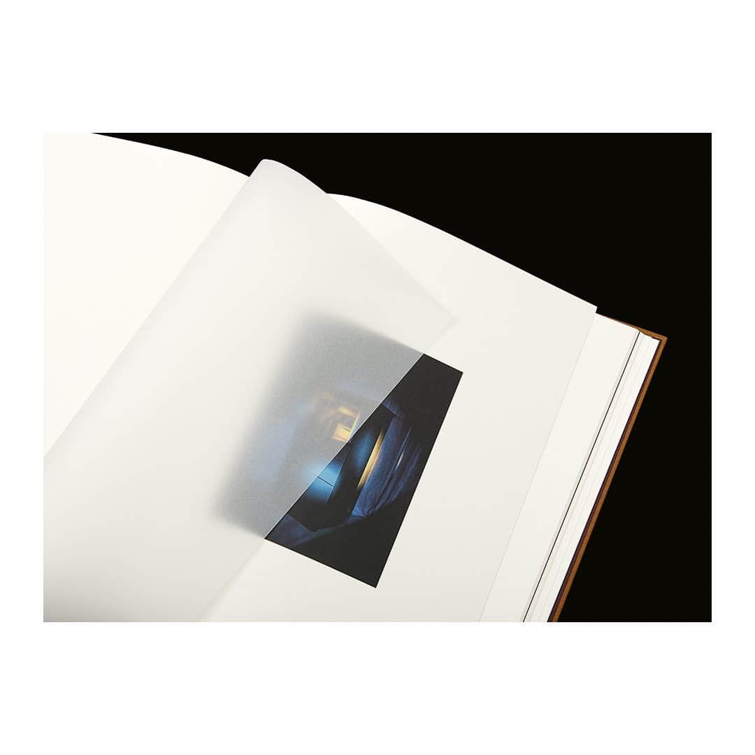 Poliform|Varennaさんのインスタグラム写真 - (Poliform|VarennaInstagram)「Time, Light, Space - 50 years of Poliform’s history and contribution to the evolution of Italian design encompassed in an exclusive book with photography by Paolo Roversi and text by Chiara Bardelli Nonino. A must have for all design enthusiasts. Published by Rizzoli, the book is now available on bookstores worldwide.   #Poliform #TimeLightSpace #PaoloRoversi #PoliformBook #MadeInItaly」10月2日 0時01分 - poliform_official