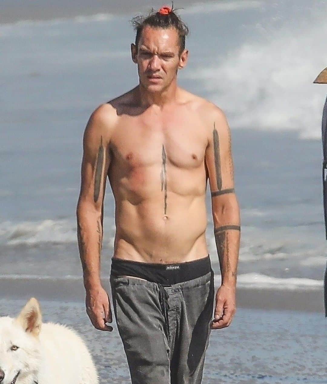 Just Jaredさんのインスタグラム写真 - (Just JaredInstagram)「Actor Jonathan Rhys Meyers enjoys a day at the beach with his dogs. Tap this pic in the LINK IN BIO for a lot more photos.  #JonathanRhysMeyers Photo: Backgrid」10月2日 0時02分 - justjared