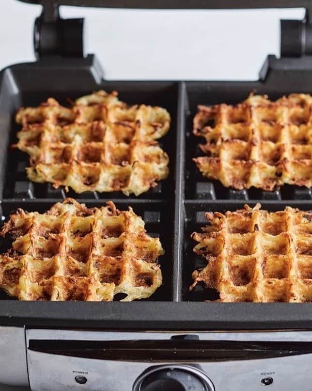 アイナ・ガーテンさんのインスタグラム写真 - (アイナ・ガーテンInstagram)「Waffle Iron Hash Browns are the easiest and most delicious hash browns you’ll ever make. They’re really crispy on the outside and creamy inside - and the best part is no splatters on the stove! Recipe link in profile! #moderncomfortfood #sneakpeek  📸: @quentinbaconphoto」10月2日 0時03分 - inagarten