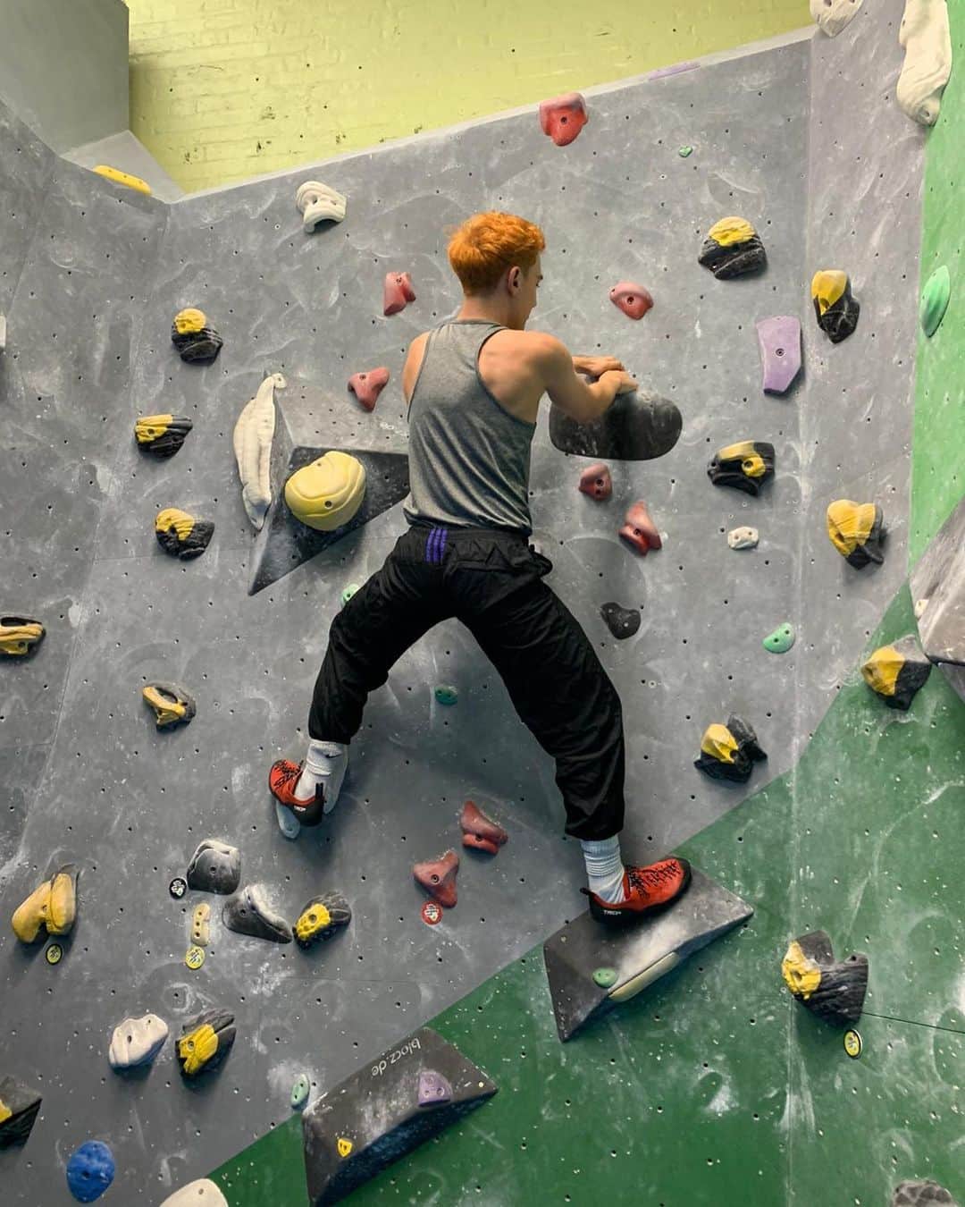 YEARS & YEARSさんのインスタグラム写真 - (YEARS & YEARSInstagram)「i’ve also been going climbing 🧗‍♂️ which is fun but challenging because i’m color blind so the routes confuse me  #BringingSexyBack #ItsAllAboutTheClimb」10月2日 0時05分 - yearsandyears