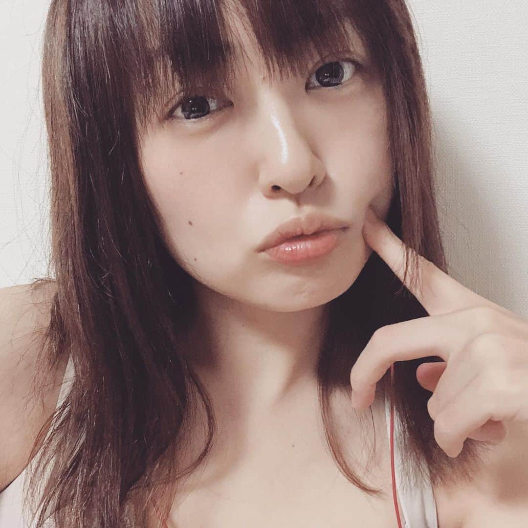 脇田唯さんのインスタグラム写真 - (脇田唯Instagram)「💆🏻‍♀️ 今日はちょっとおサボりデー でも、やっぱ、 全部サボるのが出来なくて（笑）  メール返したり、 洗濯物したり、  あと、逆に最近忙しさにかまけて、 まじでテキトーになってた 自分のケアを（笑）  洗顔とか、 化粧水、クリームとか、 すごい丁寧に肌の手入れしてみた  やっぱ、全然違う（笑）  ピーリングもして、 毛穴もキレイにした。  髪の毛もゆっくりオイルして、 乾かした。  これ、毎日はできないけど。 少しでも自分に自信を持てるように 手入れした！っていう気持ちは 持ってたいよね。  自分の中での自分としては、 きれいだもん！ 努力してるからね！  っていう、自分へのハッタリ。 それくらいは持ってたいよね！  #美容  #美容好きな人と繋がりたい  #丁寧な暮らし  #肌ケア  #肌荒れ改善  #脇田唯」10月2日 0時07分 - post_yui