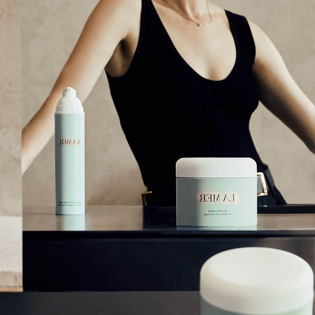 ドゥラメールのインスタグラム：「While we’re sad to see the sun hats and beach wraps go, body cream season is something to celebrate. The Reparative Body Lotion and The Body Crème deliver allover nourishment, hydration and a silky soft touch.」