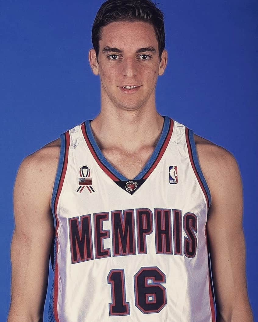 パウ・ガソルのインスタグラム：「🔙😍 October 1st, 2001 @memgrizz #tbt」