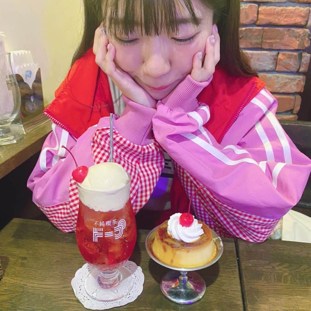 ぱいぱいでか美のインスタグラム：「ゆり丸と不純喫茶ドープ行った❤︎ ꙳ #平野友里 #ゆり丸 #不純喫茶ドープ  ꙳ 中野サンプラザでのZOCさんワンマンの前に ゆり丸と不純喫茶ドープ行ったよ〜 いろんな人のSNSでめっちゃ見てて行ってみたかったから ゆり丸が連れてってくれて嬉しかった☻ ほんとカフェに詳しいんよ！いつも助かります。笑 クリームソーダは可愛かったし、 プリンはしっかりめで美味しかった〜 2枚目は私の雑な写真、 5枚目はゆり丸大先生のかなり良い写真、 6枚目、そしてそんなゆり丸大先生。」