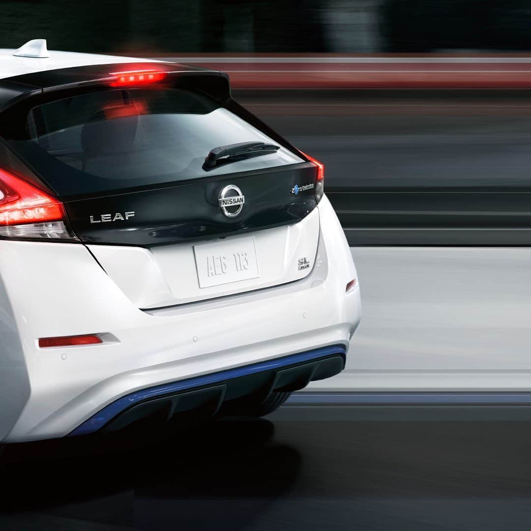 Nissan USA Official Instagram accountのインスタグラム：「Electrifying performance. #NissanLEAF #ElectricVehicle」