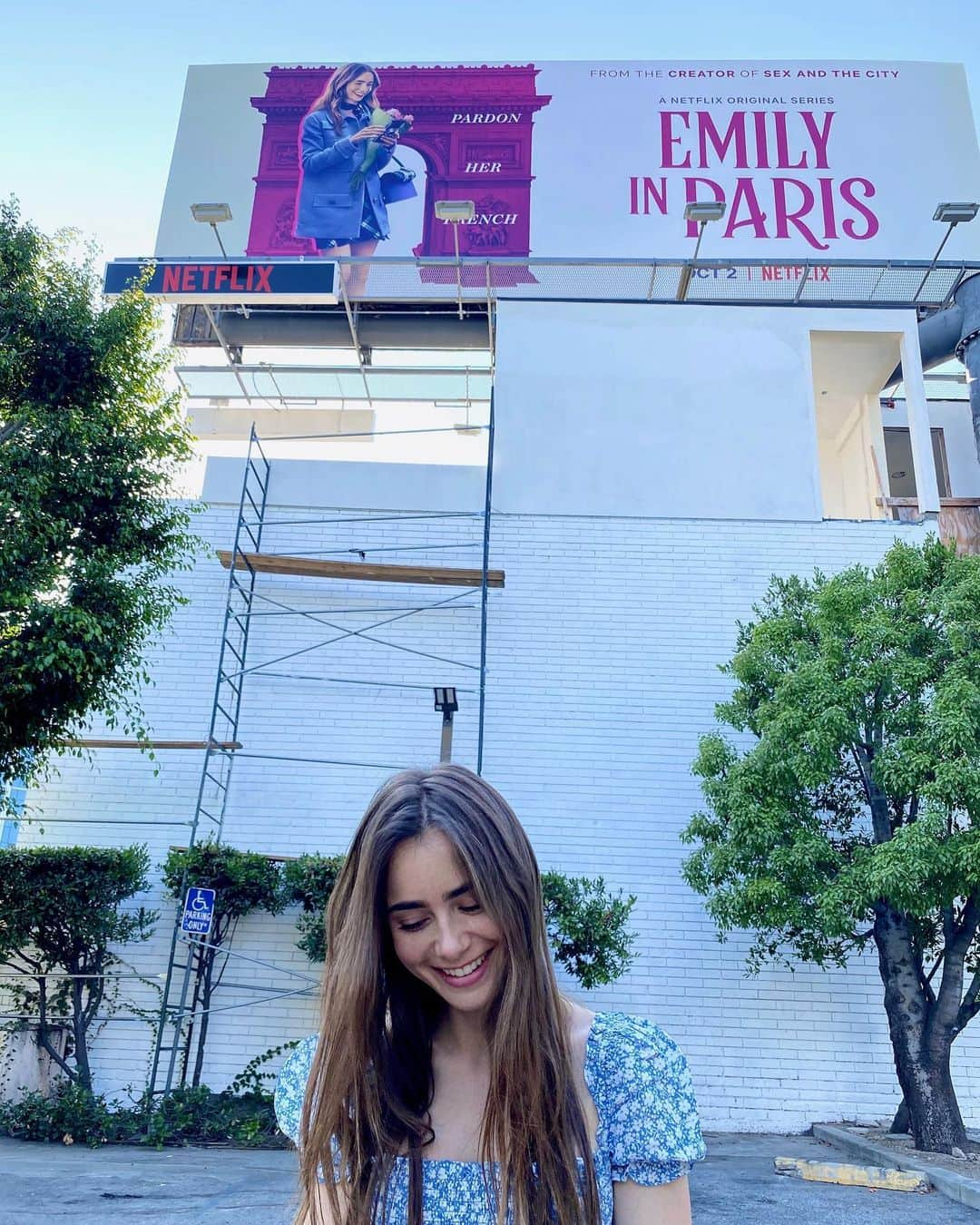 リリー・コリンズさんのインスタグラム写真 - (リリー・コリンズInstagram)「@EmilyinParis made it to LA and it’s all feeling larger than life. One day left! Can’t wait for you to watch it on @netflix tomorrow 10/2!...」10月2日 0時15分 - lilyjcollins