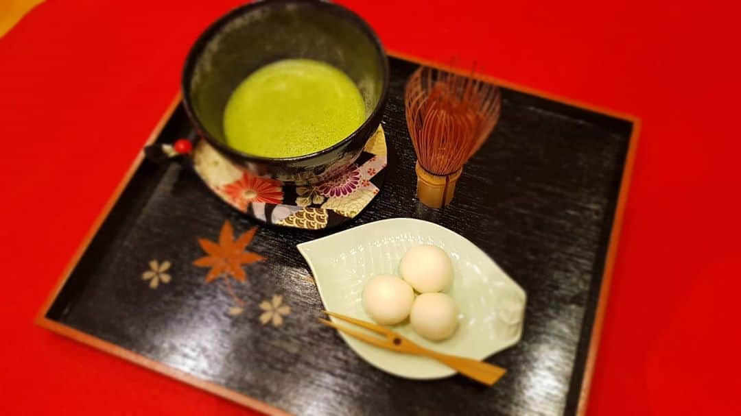 平井絵巳さんのインスタグラム写真 - (平井絵巳Instagram)「中秋の名月🍡🍵🎑 思い立ってお抹茶を点てましたー！ 美味しゅうございました❣️ #macha#dango#love#harvestmoon」10月2日 0時16分 - emiiiii_hra