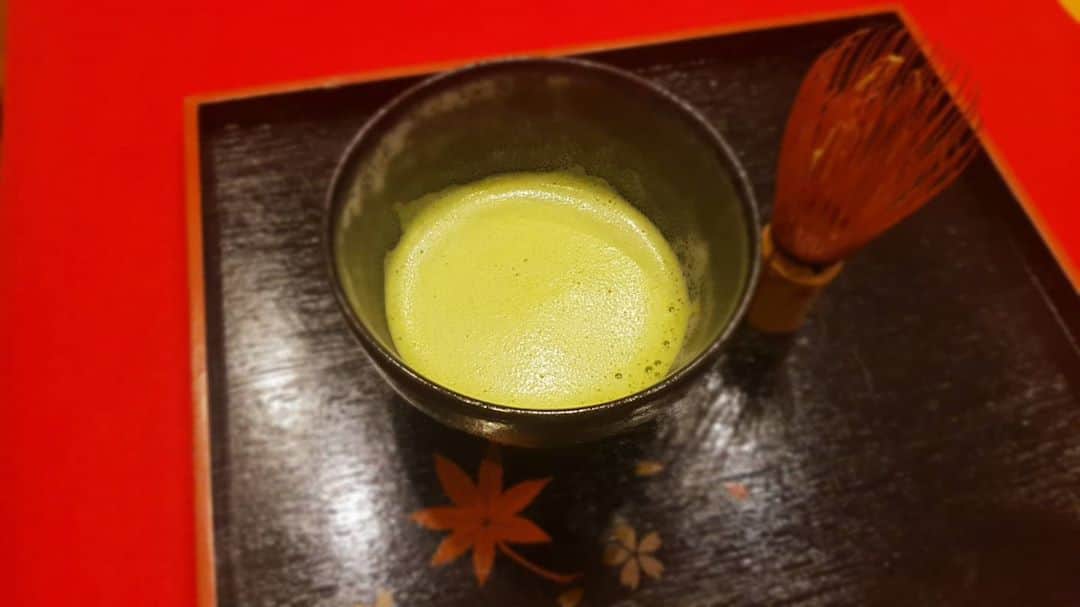 平井絵巳のインスタグラム：「中秋の名月🍡🍵🎑 思い立ってお抹茶を点てましたー！ 美味しゅうございました❣️ #macha#dango#love#harvestmoon」