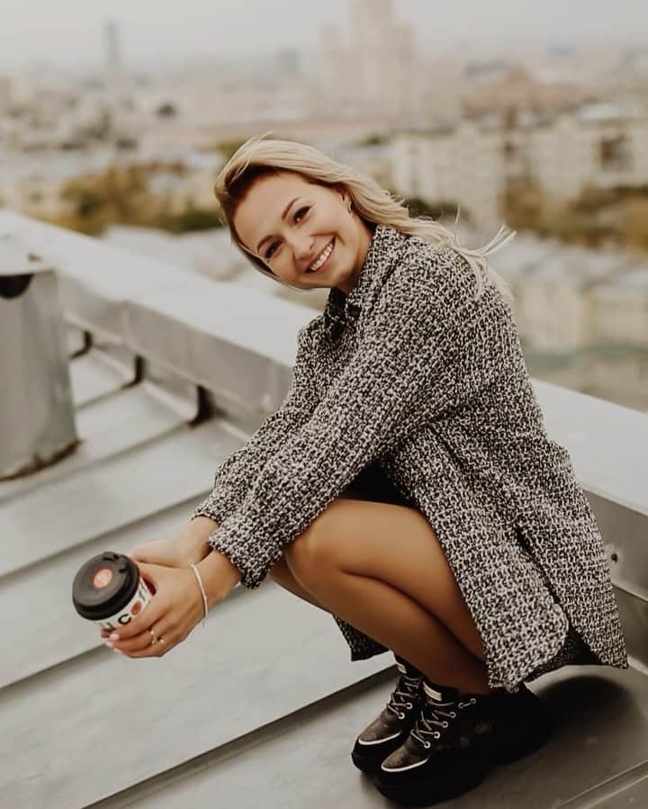 ダリア・スピリドーノワのインスタグラム：「Какое атмосфернее для тебя🥰 ⠀ Цвет или ЧБ ? 🖤 ⠀  📸 - @kasapovaphoto Тоня видео просто 🔥 💄 - @tirkenbell Спасибо за красоту💋」