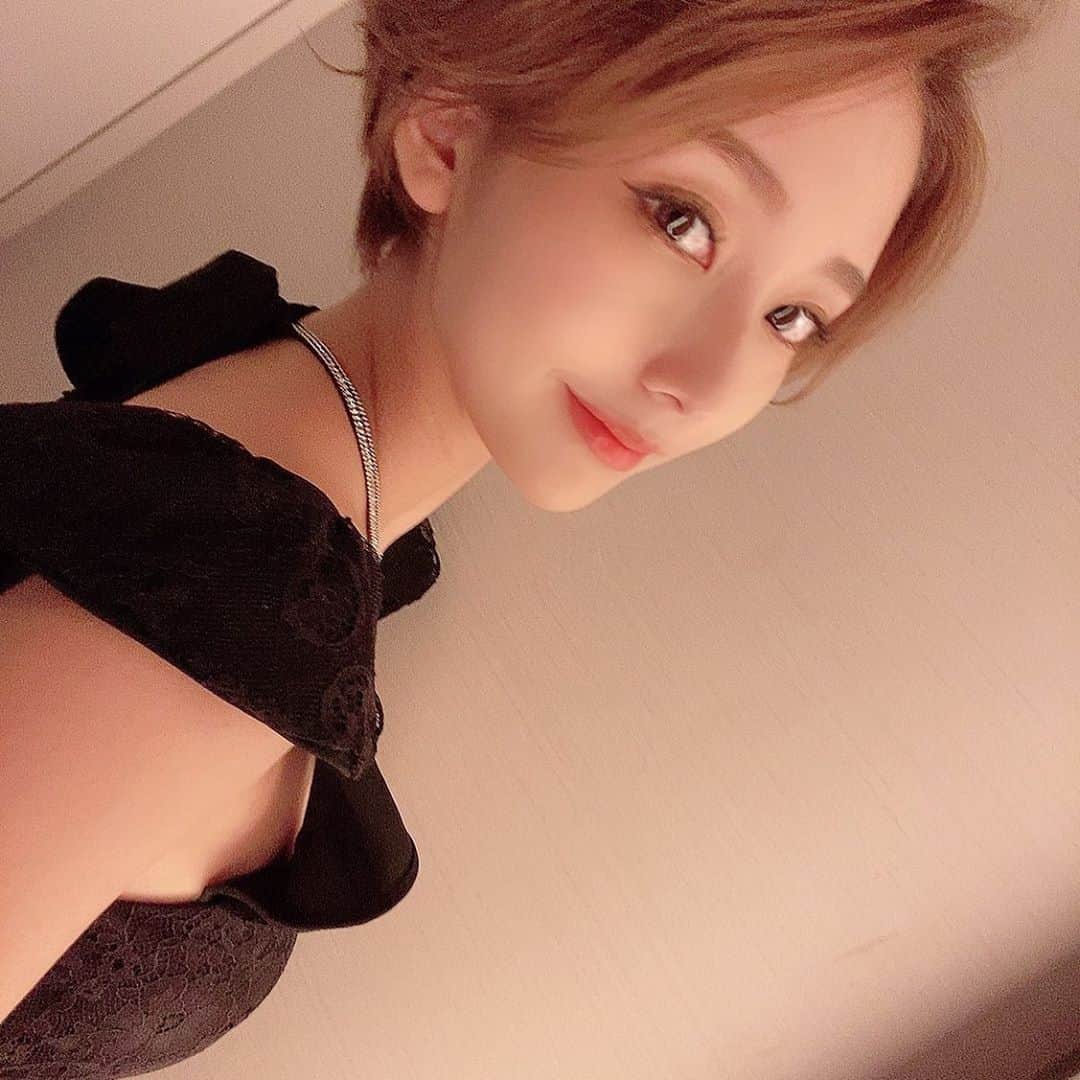のインスタグラム：「. 10月になりましたね🎃 9月も毎日楽しく過ごさせていただきました！ 皆様に感謝の一言に尽きます☺️  明日からまた頑張るぞ、応援よろしくお願いします🙇‍♀️ .  #tokyo#東京#六本木 #lalah#make#キャバ嬢 #キャバクラ#ホステス #ショートカット#ショート女子」
