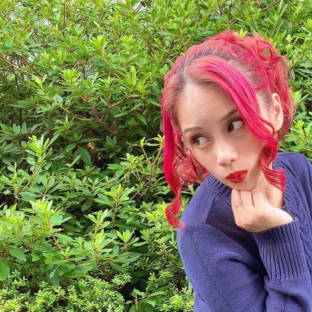 岩永ゆきさんのインスタグラム写真 - (岩永ゆきInstagram)「寒がりなので、もう当たり前に秋服だし、なんなら冬服です💦みんなは暑がり？寒がり？どっちですか？？  最後の写真に関しては気分はぺこちゃんです、えぇ。﻿ ﻿ ﻿ ﻿ ﻿ #赤髪社長 #赤髪 #一般人 #小さな会社の社長 #SNSの運用代行が仕事 #インスタ映え #東京 #アラサー #27歳 #夏 #Twitter #photogenic #redhair #tokyo #tokyogirl #ferarri #Portofino #love #lovelydays #wonderfuldays #amazinghair #japan #思い出 #日常」10月2日 0時31分 - akagami_sns