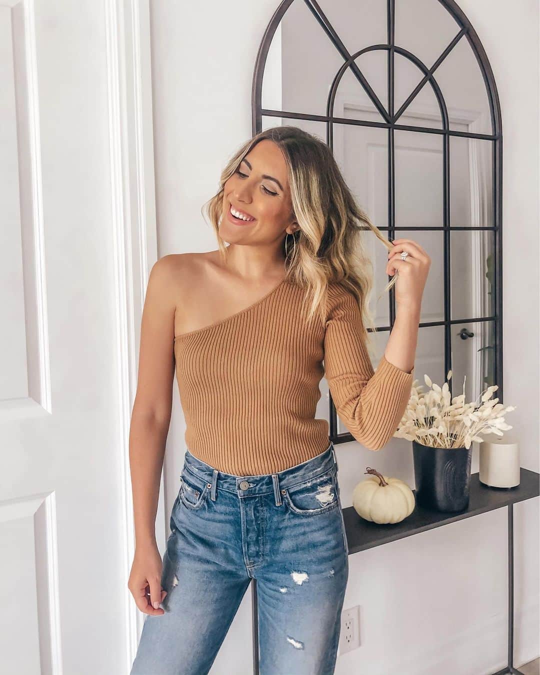 Stephanie Sterjovskiさんのインスタグラム写真 - (Stephanie SterjovskiInstagram)「October 🍂✨ Thinking of all the things I want to bake this month...😋🍪🥧 . @revolve top + denim linked here: http://liketk.it/2XL1W @liketoknow.it #liketkit #LTKhome #REVOLVEme #outfitoftoday #falloutfits #entrywaydecor」10月2日 0時33分 - stephsjolly