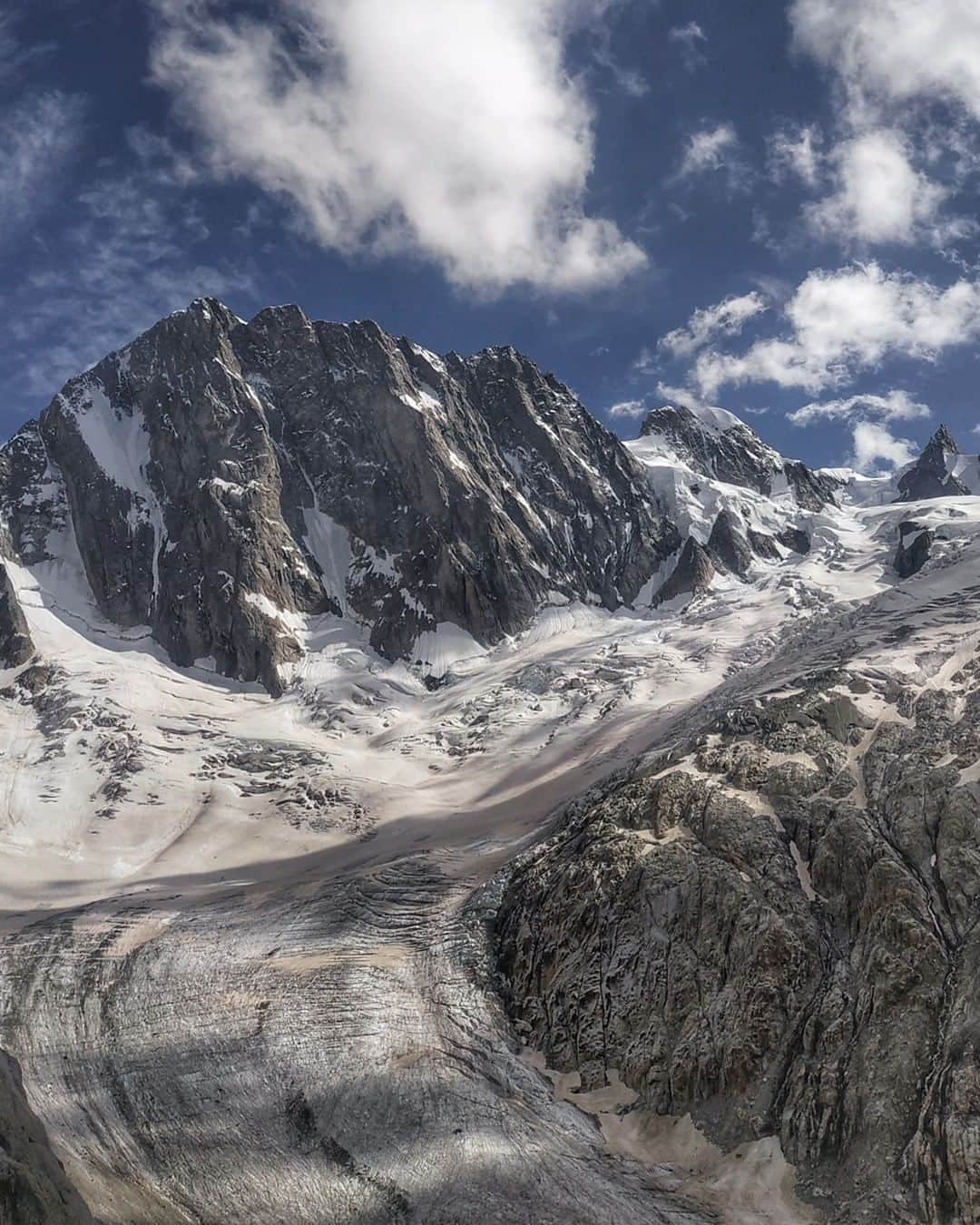 ミレーのインスタグラム：「Majestic Grandes Jorasses.  📷 @symon9v   #MilletRiseUp」
