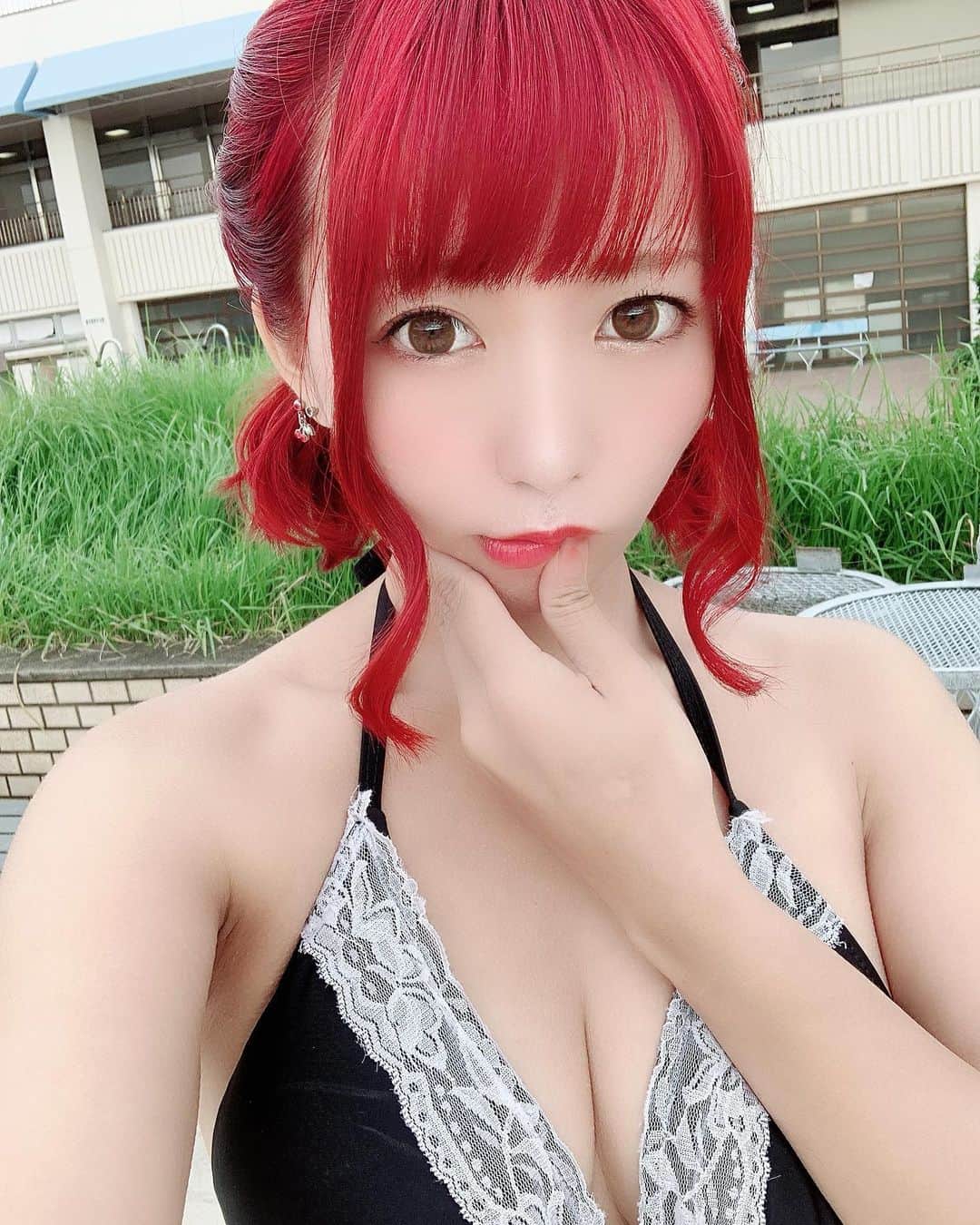 小日向みのりのインスタグラム：「インスタ全然更新してなかったけど髪の毛赤くしました  #ビキニ　#水着　#グラビアアイドル」