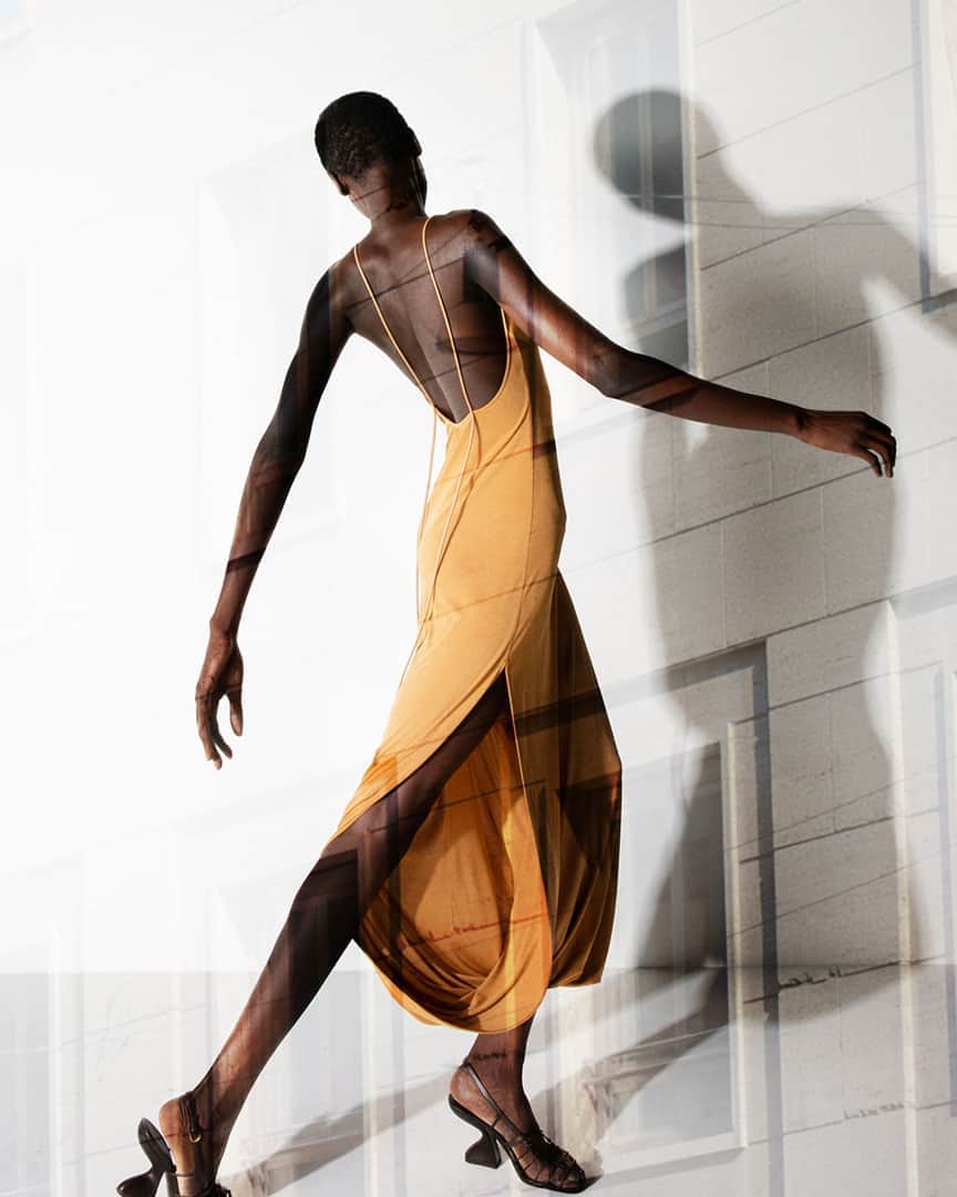サルヴァトーレ・フェラガモのインスタグラム：「Ethereal Elegance: Amar Akway sweeps into the phantom facade of a Milanese building projected from the Hitchcock-inspired film by Luca Guadagnino, gracefully attired in a recycled jersey dress from the Spring/Summer 2021 runway show. Discover the Milan Marvel Instagram filter to try out the effect for yourself. #FerragamoSS21」