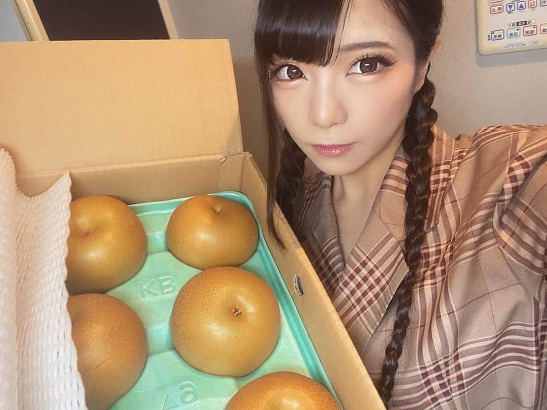 のインスタグラム：「. . . 梨食べたいって言ってたら梨届いたの🥺💞ありがとうございます🥺💞 . . とっても美味しかった…🥺💞まだある幸せ…💞 . . . #梨 #美味しい #幸せ #av女優 #セクシー女優 #差し入れ #フルーツ #fruit #pear #自撮り女子 #selfie」