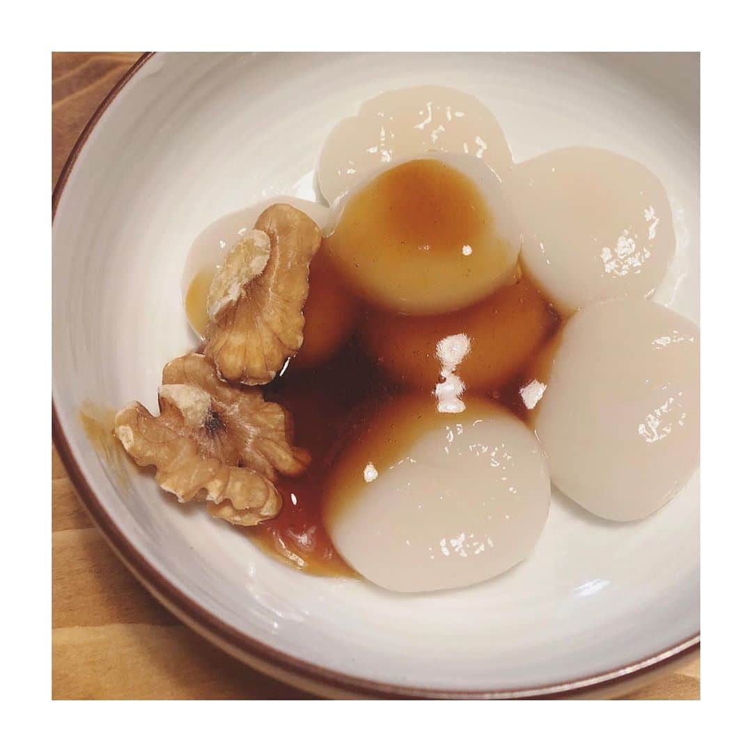 千菅春香のインスタグラム：「月見団子を作ってみた！﻿ つるつるもちもち。こりゃうまい。  #月見団子 #白玉 #中秋の名月🌕」