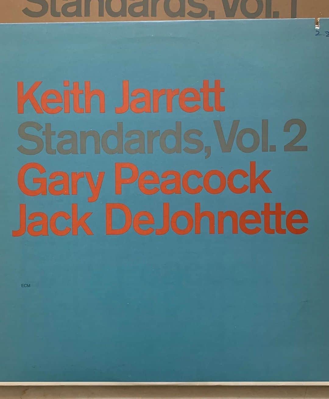 ハンツマンさんのインスタグラム写真 - (ハンツマンInstagram)「In this week's playlist, @johnnyaallen pays tribute to the jazz double bassist Gary Peacock who died earlier this month. "His work over the last 50 years has been with the finest jazz musicians in the idiom whether avant-garde or Straight-ahead." Enjoy now on Spotify via the link in bio or on Instagram stories, and tell us your favourite tracks  #HuntsmanJazz #Jazz #huntsmansavilerow #huntsmannewyork #savilerow #spotify #jazzmusic」10月2日 0時59分 - huntsmansavilerow