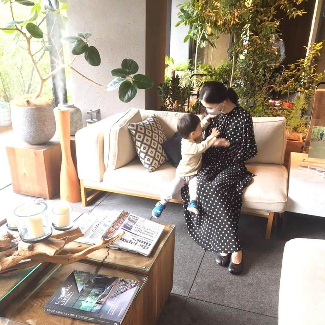 渡香奈さんのインスタグラム写真 - (渡香奈Instagram)「お部屋からは富士山が望め、お部屋の露天風呂で子供達と気兼ねなくのんびりできました♪ベッドが大きくて良かったなー✨可愛い富士山モチーフの箸置きやっぱり買えば良かったな〜😫どんどん欲しくなってくる深み…w それにしてもタビシューズ、私が履くと豚足寄りになってしまう😅子供達にも優しく素敵なお宿でした❤️ #ふふ河口湖 #ふふ #河口湖 #温泉 #富士山 #富士山のかけら #石 #素敵小物 #露天風呂付き客室 #ふかふかベッド #家族時間 #タビシューズ #tabi #森のリゾート #リゾート」10月2日 1時00分 - kanarina1261