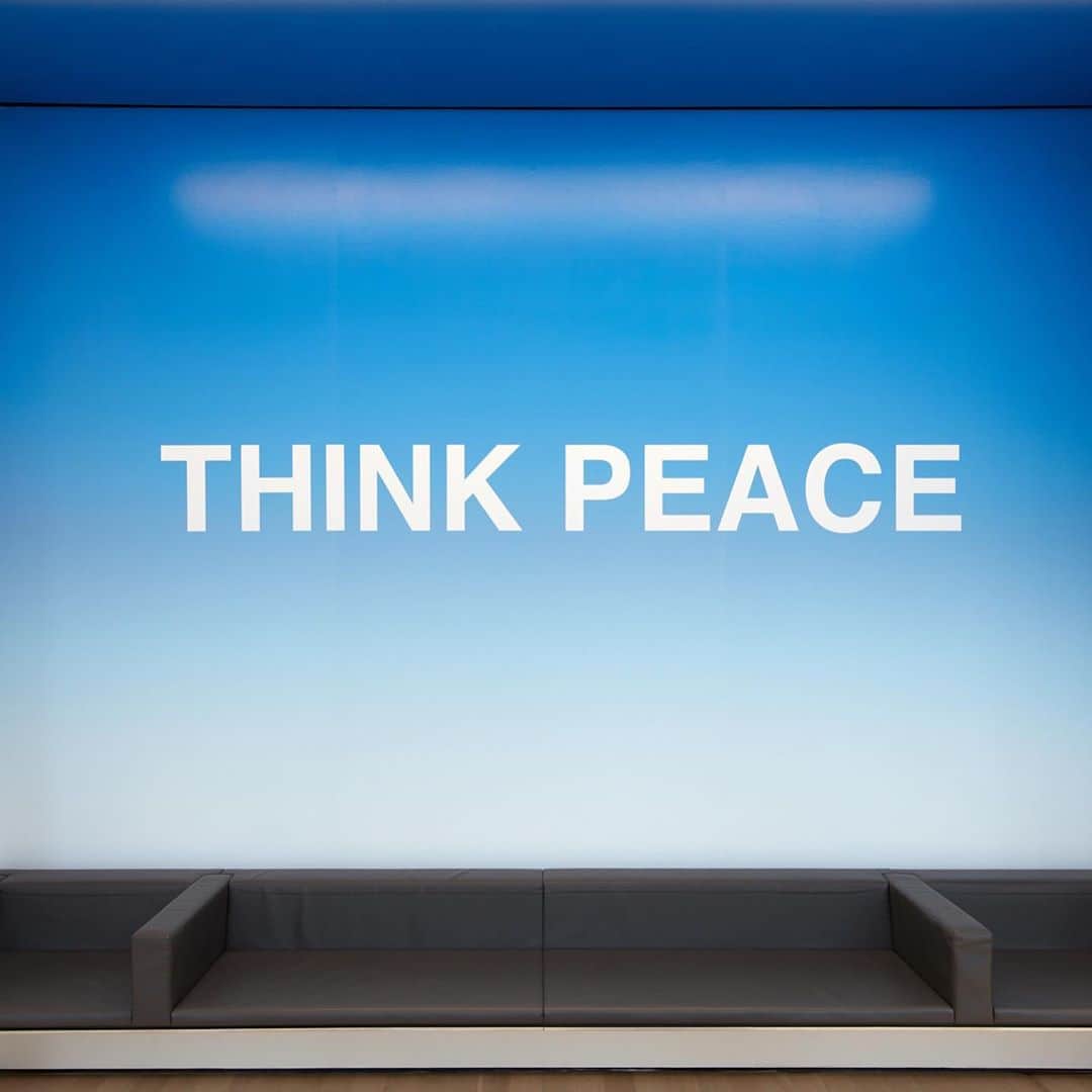 ニューヨーク近代美術館のインスタグラム：「2020 has been rough. We’re here to help you find a little peace of mind.  In our new #ArtfulPracticesforWellbeing audio playlist, seven extraordinary teachers draw on different mind-body practices and offer new insights and approaches to some of their favorite works of art.  MoMA security supervisor and meditation teacher Chet Gold (@chetgoldchet) introduces the playlist from Yoko Ono’s installation “PEACE is POWER.” Repeat his mantra: “Protect your peace of mind.”  Feel recharged, soothed, and empowered, whether you listen at MoMA or from home. Explore our audio for feeling, being, and coming together at the link in our bio. --- [Installation views of "PEACE is POWER" (2019) by #YokoOno, The Museum of Modern Art, New York. © 2020 The Museum of Modern Art. Photo: Heidi Bohnenkamp] #ThinkPeace #SpreadPeace #ActPeace」
