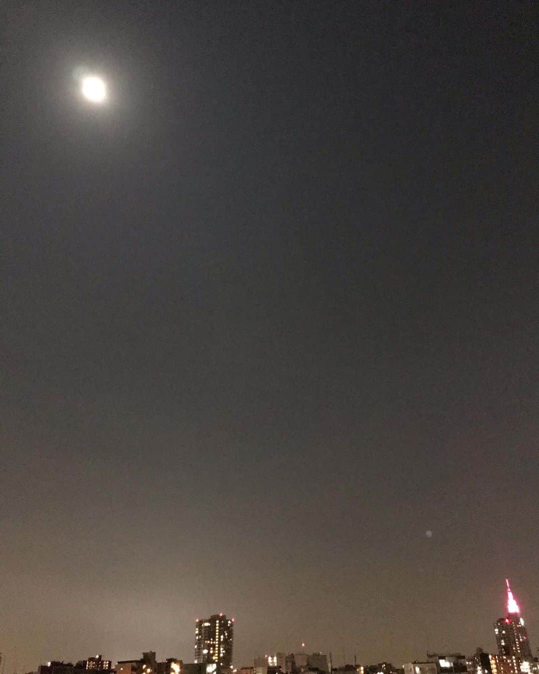 井脇幸江さんのインスタグラム写真 - (井脇幸江Instagram)「新宿の、街の明るさをも照らす中秋の名月の美しさ  地球🌏を照らす、月の光🌕  心穏やかに、未来に想いを馳せる💓  #中秋の名月 #地球 #考え方 #新しい生活」10月2日 1時09分 - yukie.iwaki