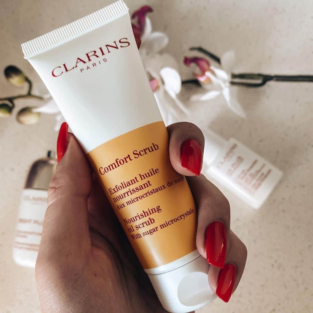 ClarinsUKさんのインスタグラム写真 - (ClarinsUKInstagram)「How about a pamper night? You deserve it! 💛  Comfort Scrub is a nourishing oil scrub with sugar microcrystals for dry, sensitive skin.  Combined with wild mango butter, rich in essential fatty acids and known for its highly nourishing properties, even the driest of skin is left nourished and comfortable, with a luminous complexion.  📸 image via @sammykaytaylor   #Clarins #ComfortScrub #ClarinsSkinCare」10月2日 1時02分 - clarinsuk