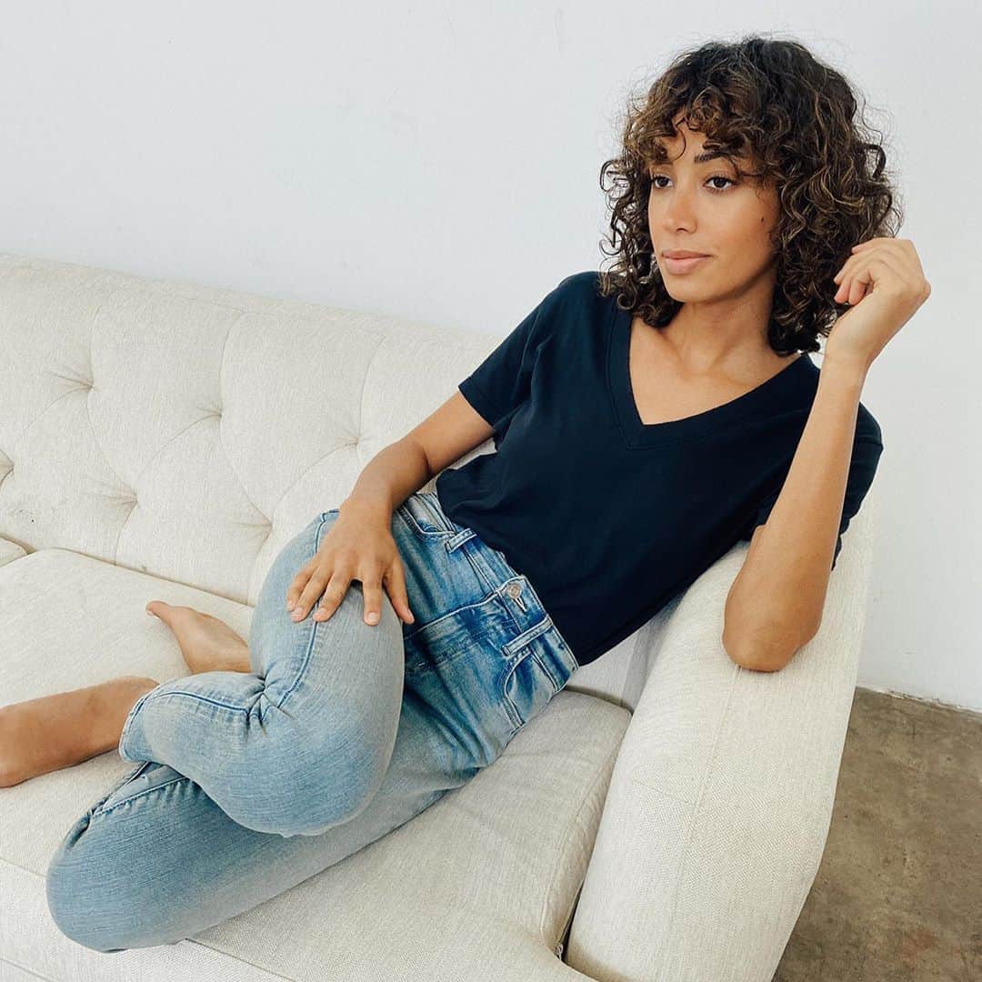 カレントエリオットのインスタグラム：「the perfectly relaxed, pairs-perfectly-with-everything perfect v tee🖤」