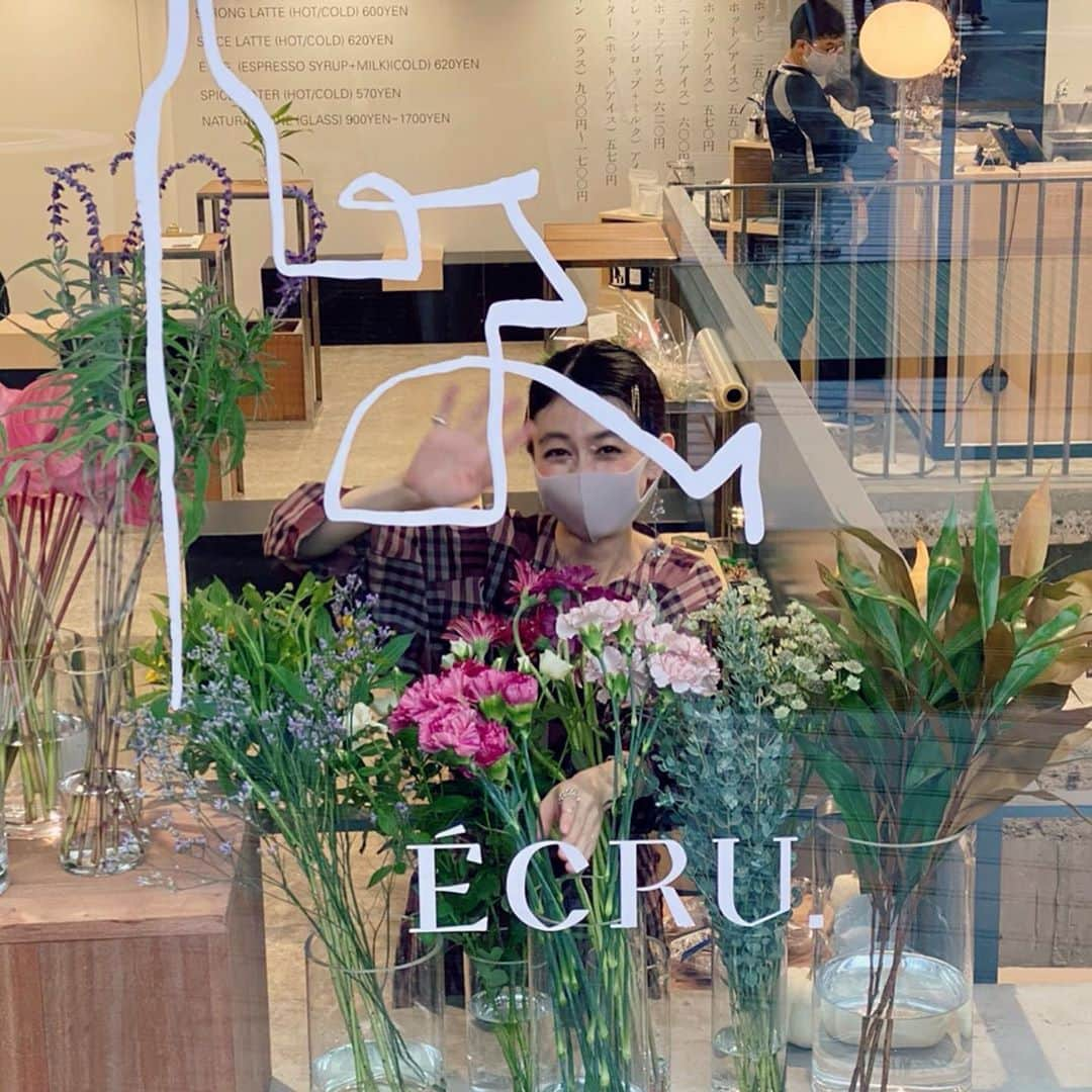 木野園子さんのインスタグラム写真 - (木野園子Instagram)「【ÉCRU. GINZA + qui no STAND Fleuriste】﻿ エクリュギンザとキノのお花の定期便の初日。ドキドキしながら用意をしてたらいちばん来てくれた景都ちゃん🤍 @katiiesakai  スケジュール🗓が合わなくて行けないかもと聞いていてびっくり嬉しいサプライズでした🌹いつもありがとう👼大好き💋  #écruginza #ecruginza  #quino #エクリュギンザ  #エクリュ #コーヒースタンド #ナチュラルワイン #ヴァンナチュール #銀座  #銀座ソニーパーク#花のある暮らし #おうち時間﻿   #ecru_ginza #coffeestand #naturalwine #ginza #ginzasonypark ﻿ #quino #キノ #flowers #flowerstagram #flowershop #お花 #花  #お花屋さん #木野園子のお花のお仕事 #flowerbouquet  #フラワーブーケ #💐 #flowerart #酒井景都」10月2日 1時11分 - kinosonoko