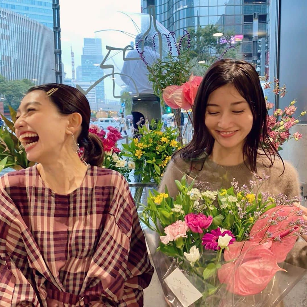 木野園子さんのインスタグラム写真 - (木野園子Instagram)「【ÉCRU. GINZA + qui no STAND Fleuriste】﻿ エクリュギンザとキノのお花の定期便の初日。ドキドキしながら用意をしてたらいちばん来てくれた景都ちゃん🤍 @katiiesakai  スケジュール🗓が合わなくて行けないかもと聞いていてびっくり嬉しいサプライズでした🌹いつもありがとう👼大好き💋  #écruginza #ecruginza  #quino #エクリュギンザ  #エクリュ #コーヒースタンド #ナチュラルワイン #ヴァンナチュール #銀座  #銀座ソニーパーク#花のある暮らし #おうち時間﻿   #ecru_ginza #coffeestand #naturalwine #ginza #ginzasonypark ﻿ #quino #キノ #flowers #flowerstagram #flowershop #お花 #花  #お花屋さん #木野園子のお花のお仕事 #flowerbouquet  #フラワーブーケ #💐 #flowerart #酒井景都」10月2日 1時11分 - kinosonoko