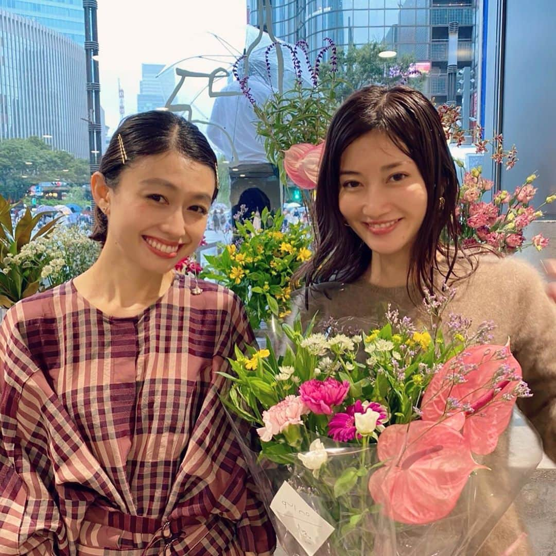 木野園子さんのインスタグラム写真 - (木野園子Instagram)「【ÉCRU. GINZA + qui no STAND Fleuriste】﻿ エクリュギンザとキノのお花の定期便の初日。ドキドキしながら用意をしてたらいちばん来てくれた景都ちゃん🤍 @katiiesakai  スケジュール🗓が合わなくて行けないかもと聞いていてびっくり嬉しいサプライズでした🌹いつもありがとう👼大好き💋  #écruginza #ecruginza  #quino #エクリュギンザ  #エクリュ #コーヒースタンド #ナチュラルワイン #ヴァンナチュール #銀座  #銀座ソニーパーク#花のある暮らし #おうち時間﻿   #ecru_ginza #coffeestand #naturalwine #ginza #ginzasonypark ﻿ #quino #キノ #flowers #flowerstagram #flowershop #お花 #花  #お花屋さん #木野園子のお花のお仕事 #flowerbouquet  #フラワーブーケ #💐 #flowerart #酒井景都」10月2日 1時11分 - kinosonoko